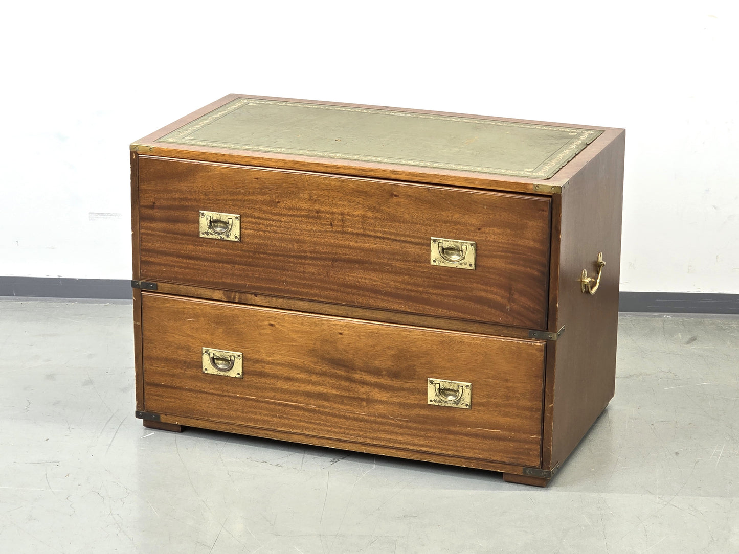 CAMPAIGN CHEST Sideboard Kommode Leder Messing Englisch Vintage Breit