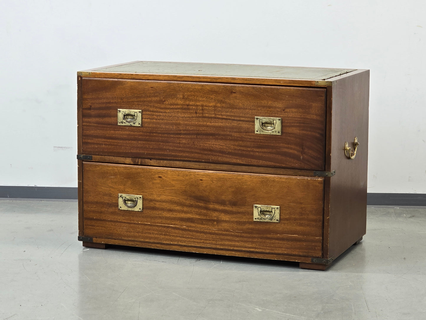CAMPAIGN CHEST Sideboard Kommode Leder Messing Englisch Vintage Breit