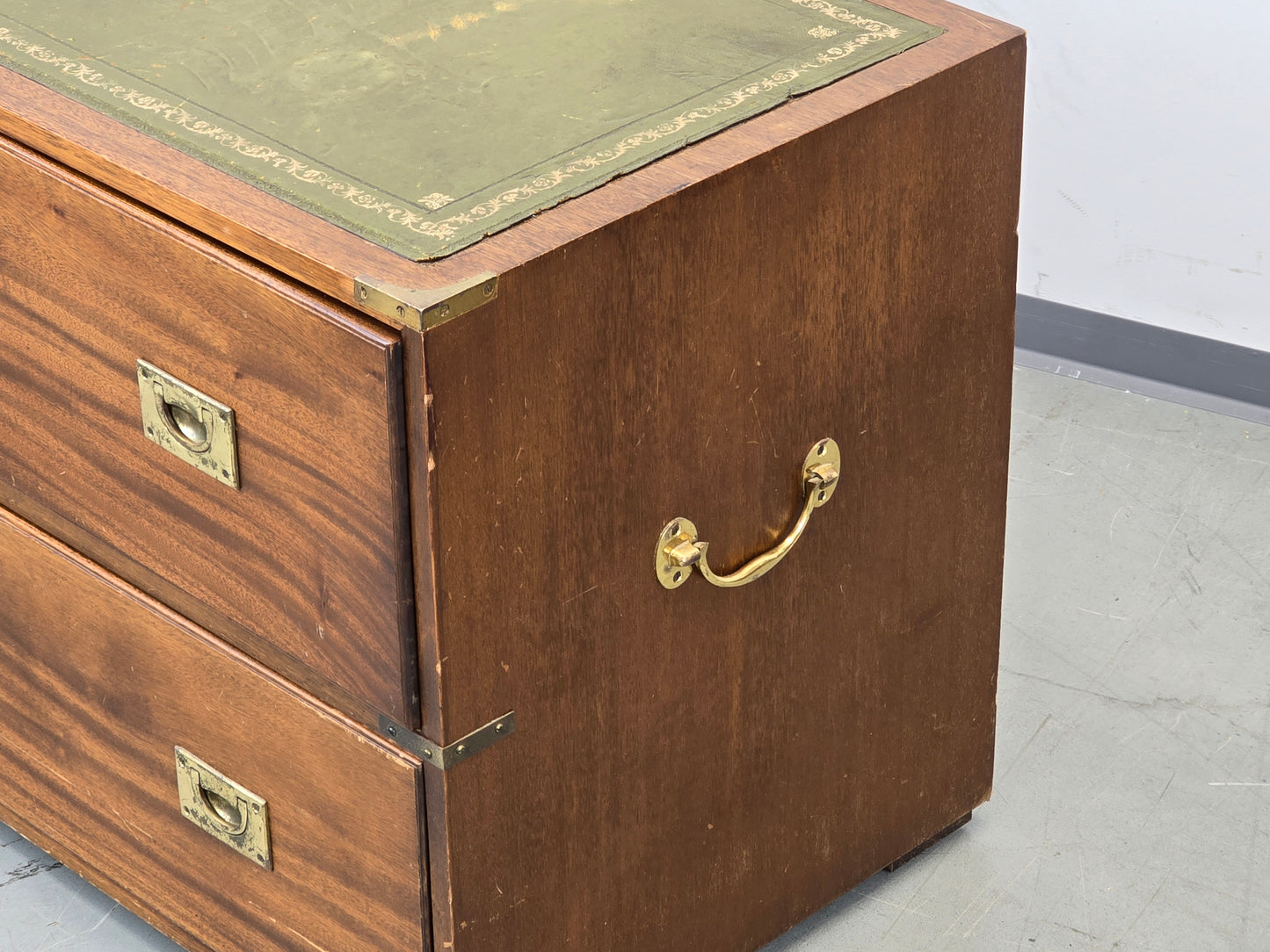 CAMPAIGN CHEST Sideboard Kommode Leder Messing Englisch Vintage Breit