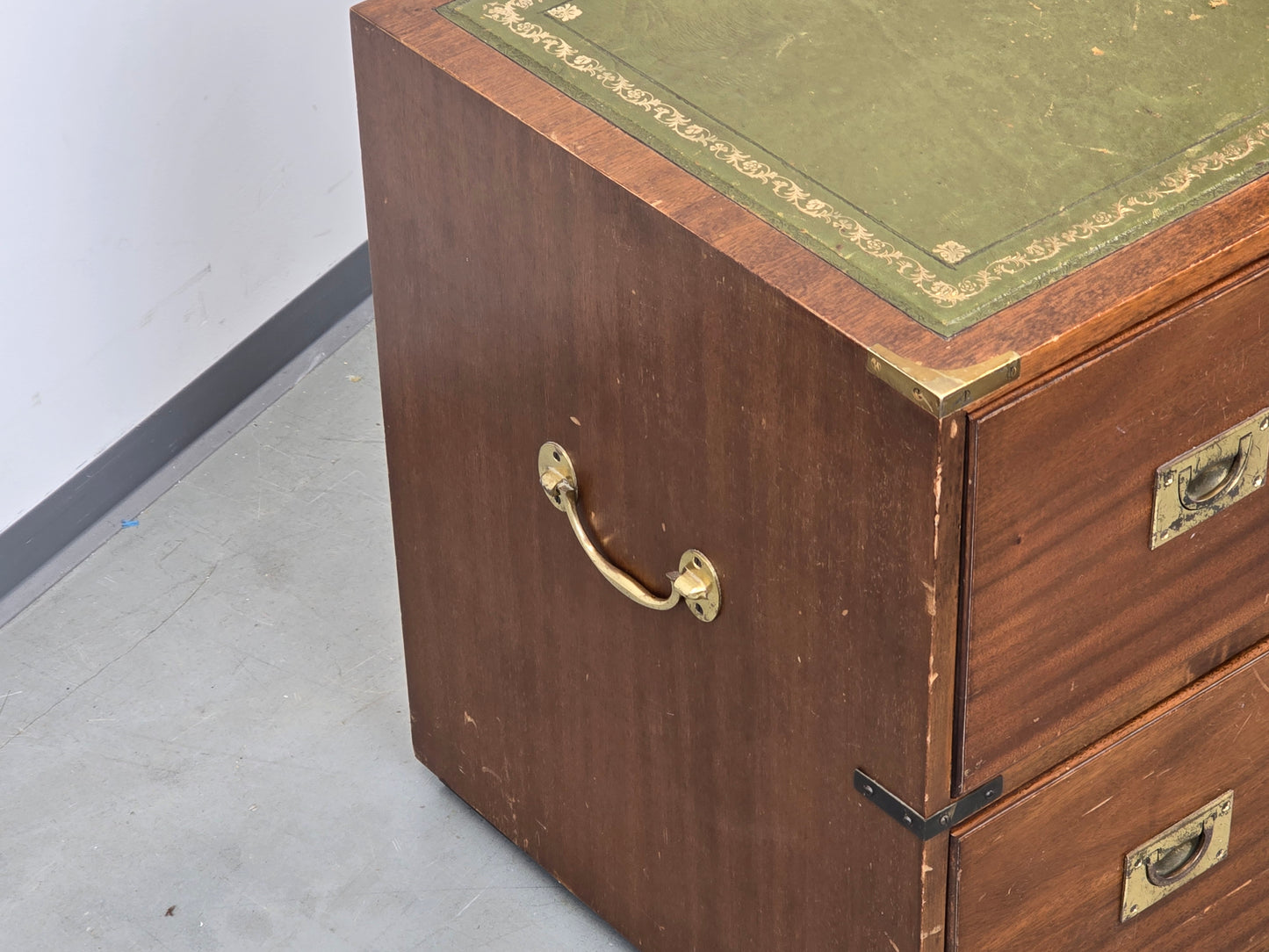 CAMPAIGN CHEST Sideboard Kommode Leder Messing Englisch Vintage Breit