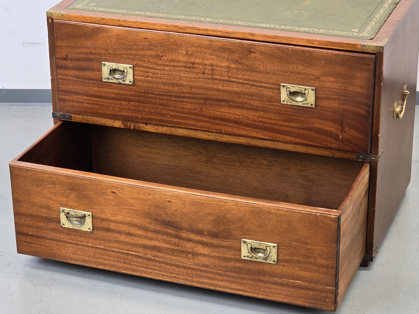 CAMPAIGN CHEST Sideboard Kommode Leder Messing Englisch Vintage Breit