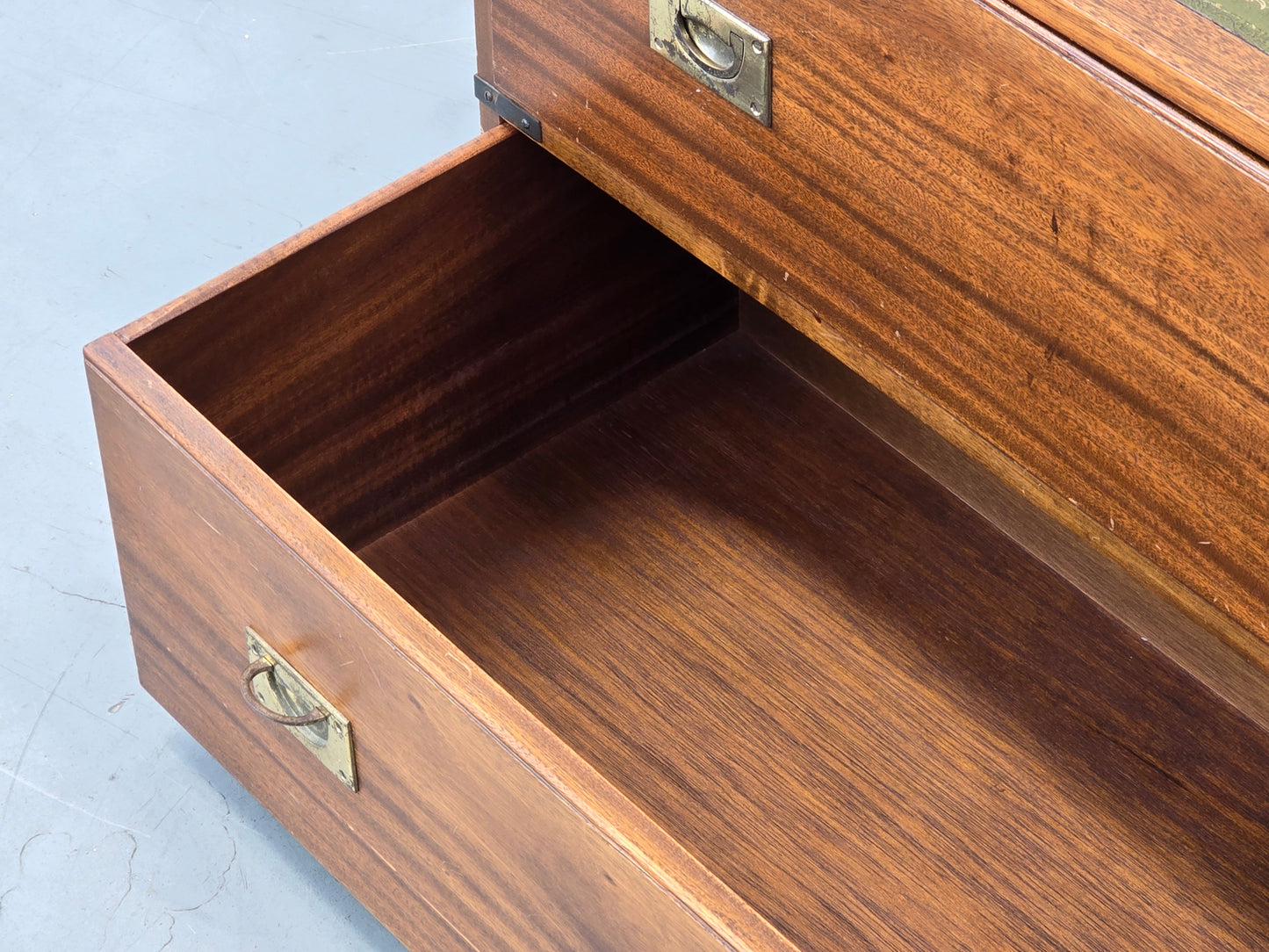 CAMPAIGN CHEST Sideboard Kommode Leder Messing Englisch Vintage Breit
