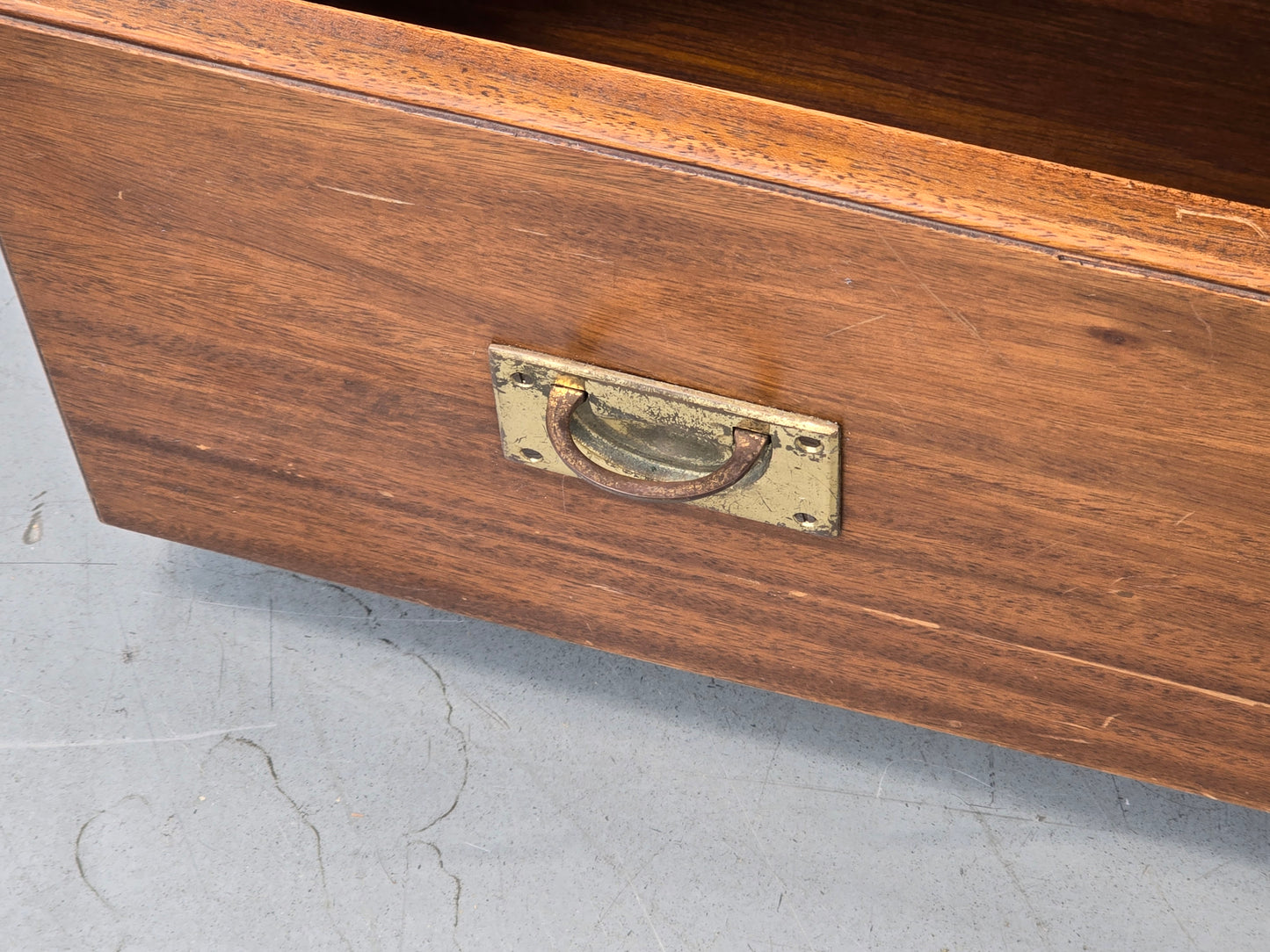 CAMPAIGN CHEST Sideboard Kommode Leder Messing Englisch Vintage Breit