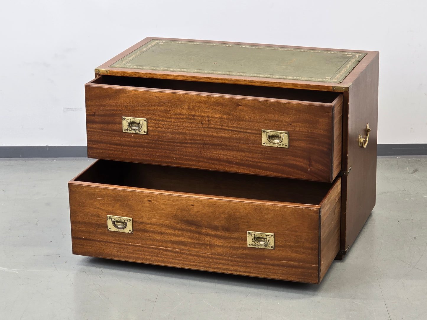 CAMPAIGN CHEST Sideboard Kommode Leder Messing Englisch Vintage Breit