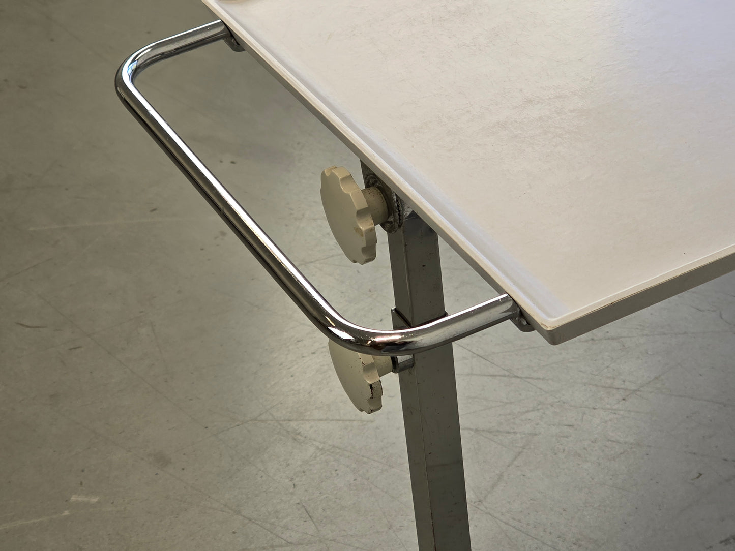 BREMSHEY VARIETT Laptop Tisch Beistelltisch Rollwagen Chrom Vintage 70er Betttisch Design