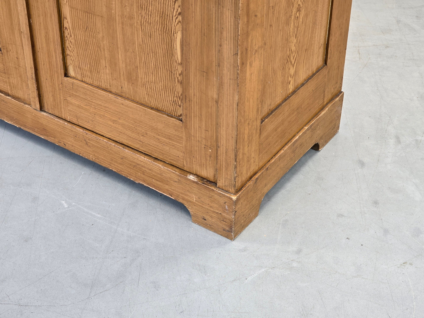 ANTIQUER REFORM-SCHRANK Kiefer Massivholz Lüftungsschlitz Vorratsschrank 1910