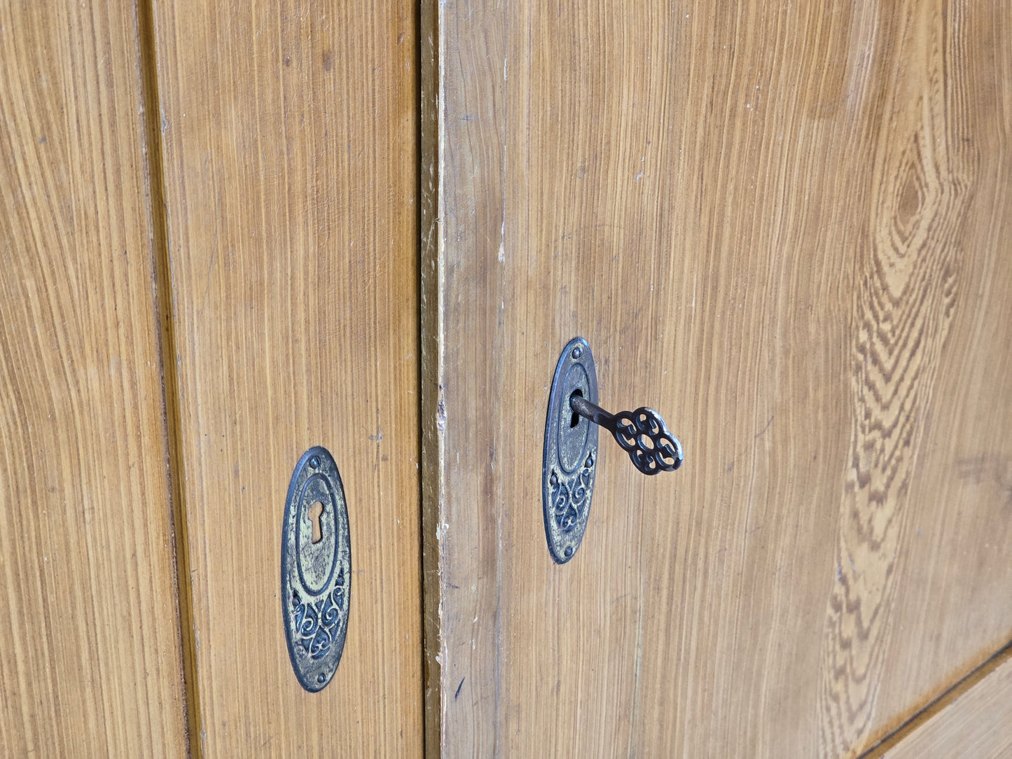 ANTIQUER REFORM-SCHRANK Kiefer Massivholz Lüftungsschlitz Vorratsschrank 1910