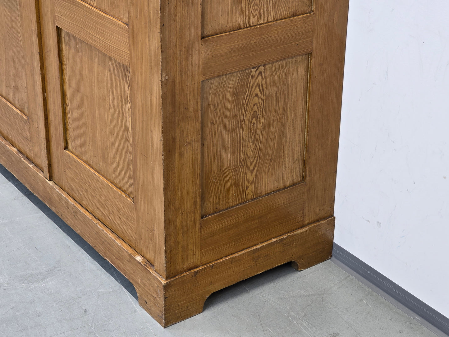 ANTIQUER REFORM-SCHRANK Kiefer Massivholz Lüftungsschlitz Vorratsschrank 1910
