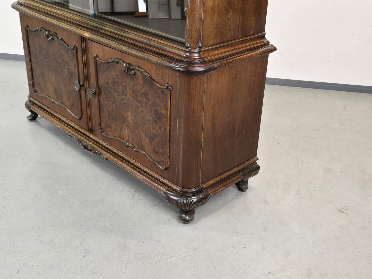 VINTAGE VITRINE Nussbaum Wurzelholz Highboard Design 60er Jahre Italienisch Mid-Century
