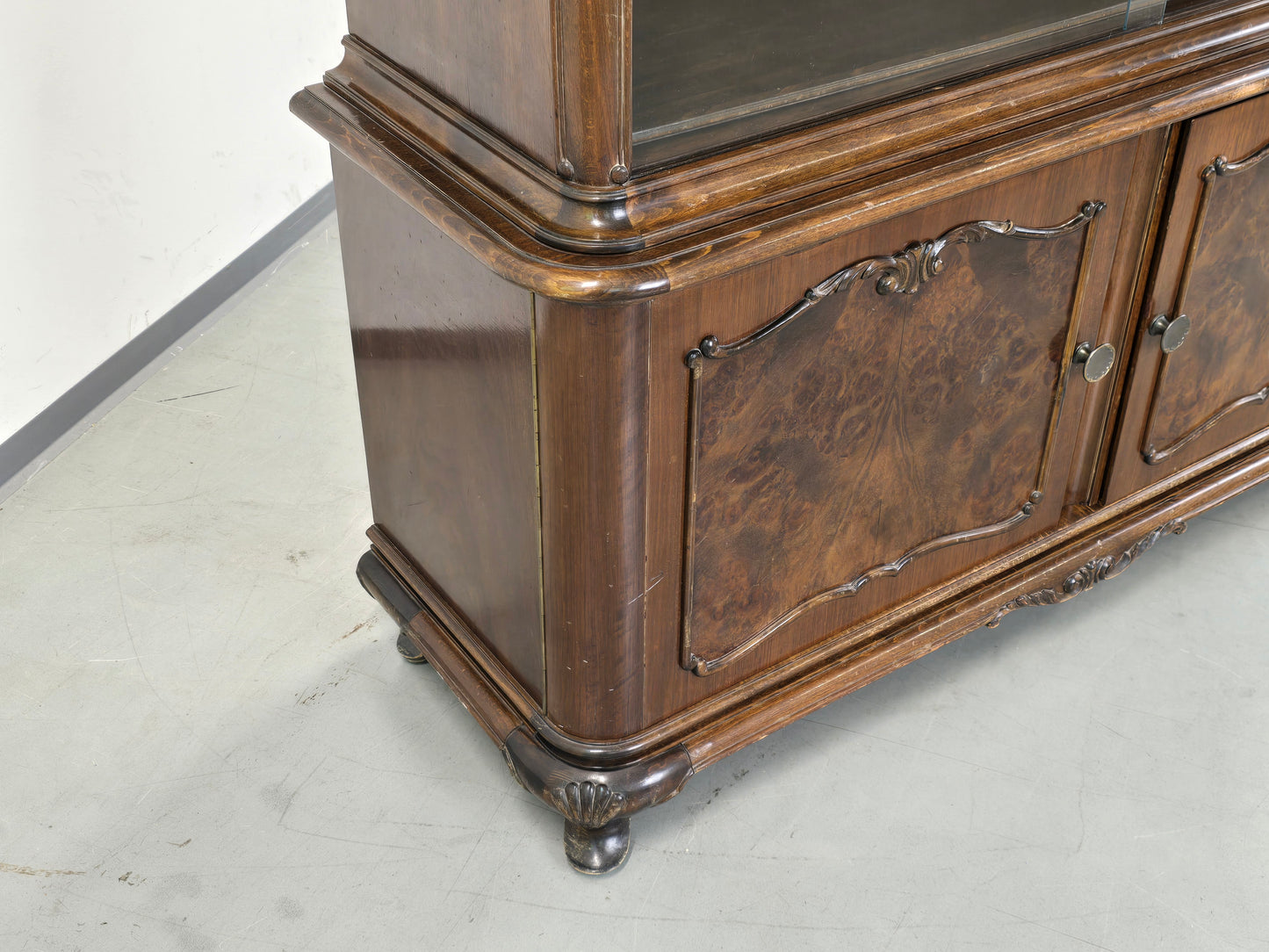 VINTAGE VITRINE Nussbaum Wurzelholz Highboard Design 60er Jahre Italienisch Mid-Century