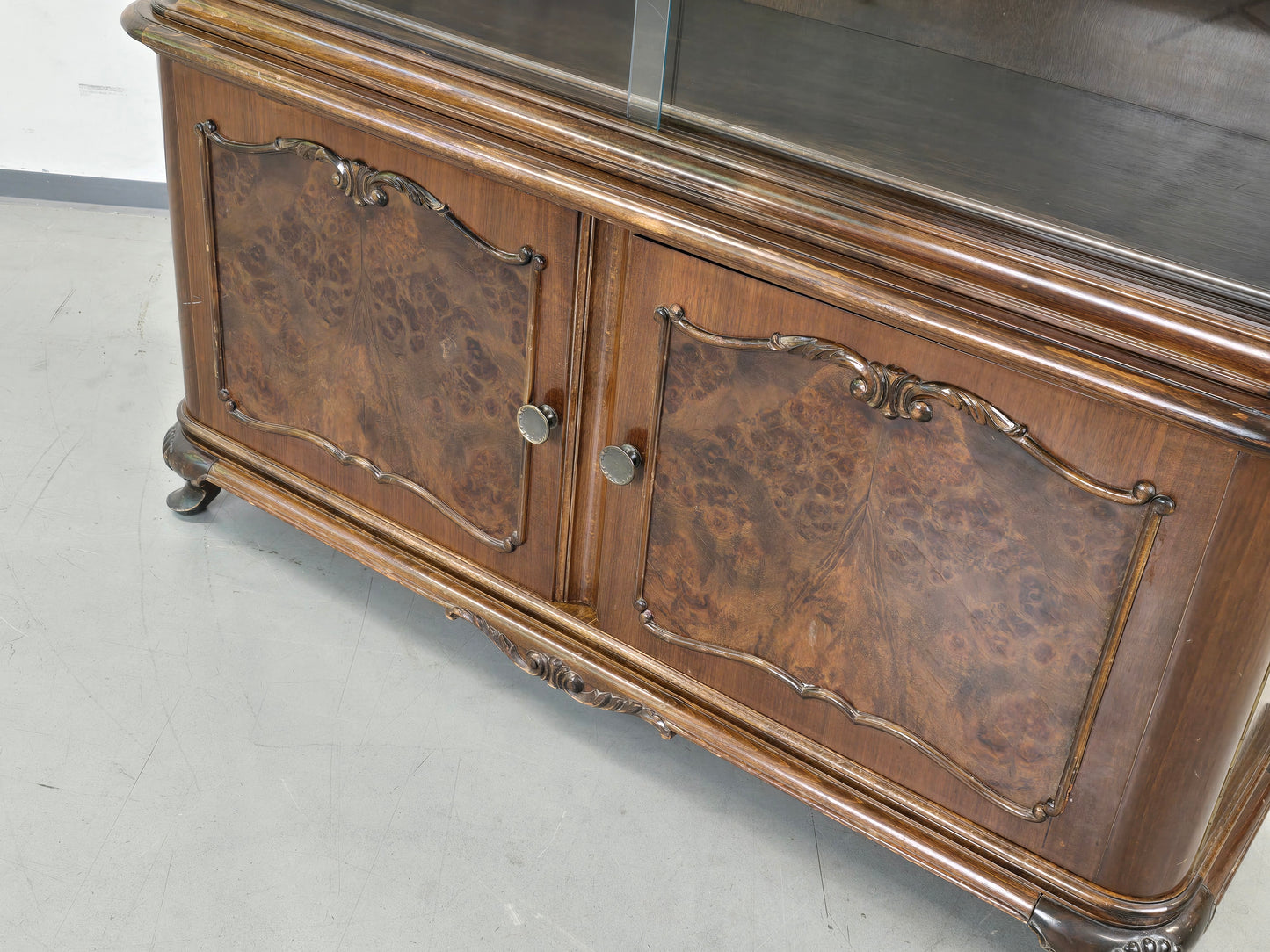 VINTAGE VITRINE Nussbaum Wurzelholz Highboard Design 60er Jahre Italienisch Mid-Century