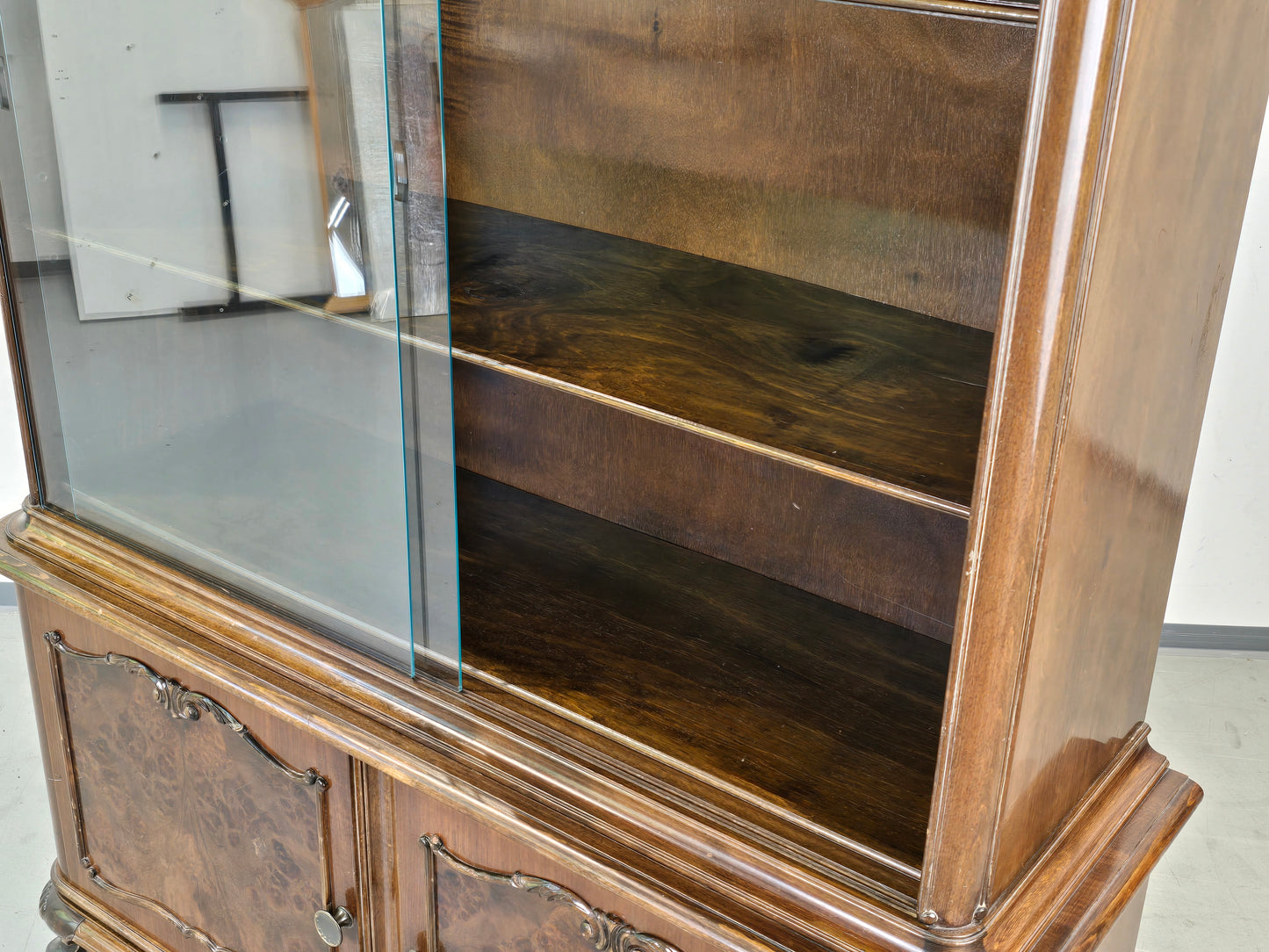 VINTAGE VITRINE Nussbaum Wurzelholz Highboard Design 60er Jahre Italienisch Mid-Century