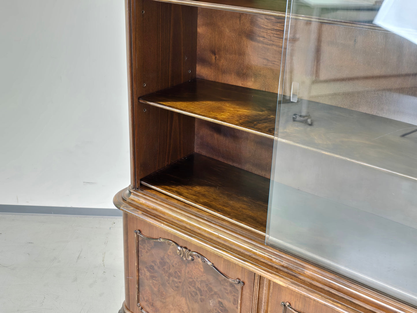 VINTAGE VITRINE Nussbaum Wurzelholz Highboard Design 60er Jahre Italienisch Mid-Century