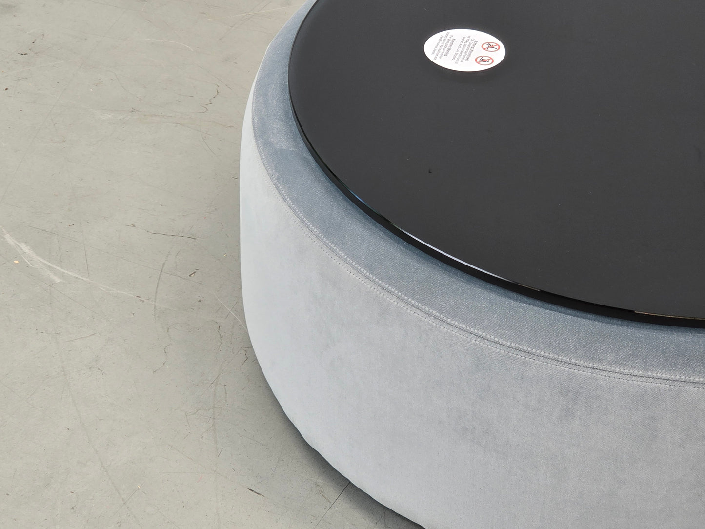 BIELEFELDER WERKSTÄTTEN Luna Hocker Couchtisch Glas schwenkbar Samt Grau