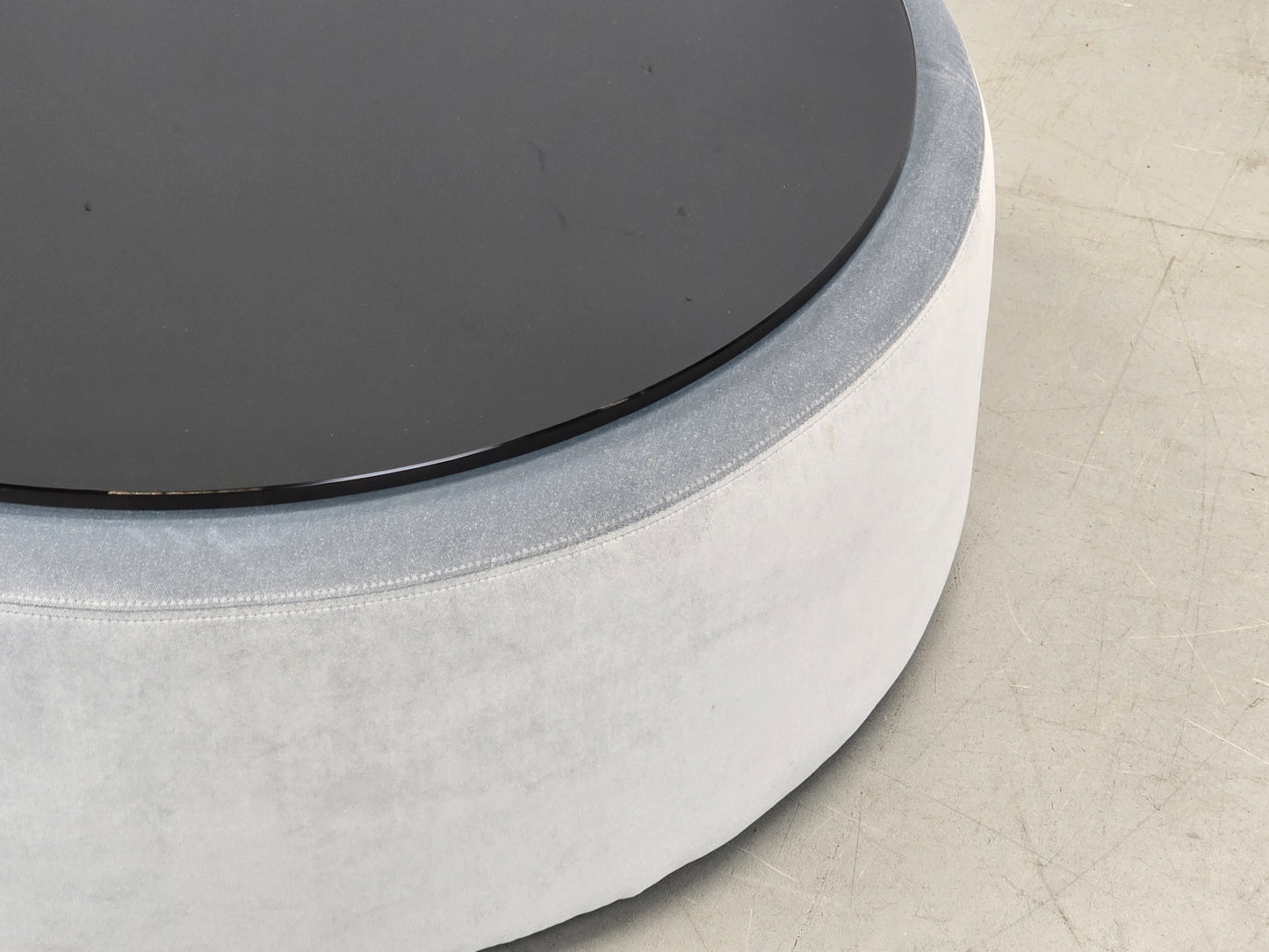 BIELEFELDER WERKSTÄTTEN Luna Hocker Couchtisch Glas schwenkbar Samt Grau