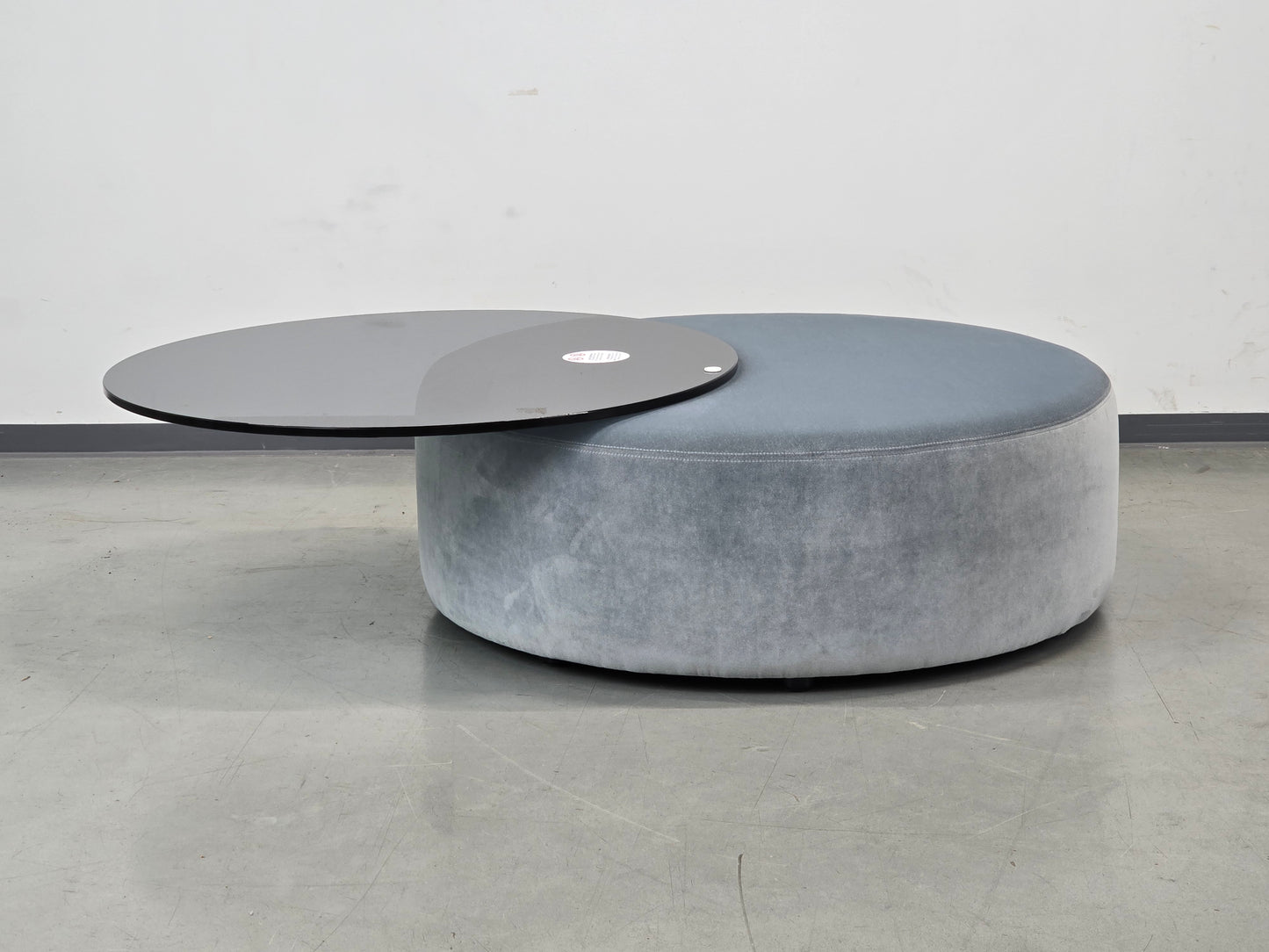 BIELEFELDER WERKSTÄTTEN Luna Hocker Couchtisch Glas schwenkbar Samt Grau