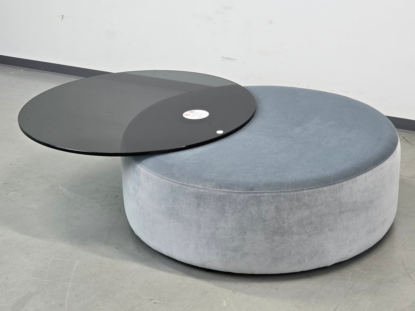 BIELEFELDER WERKSTÄTTEN Luna Hocker Couchtisch Glas schwenkbar Samt Grau