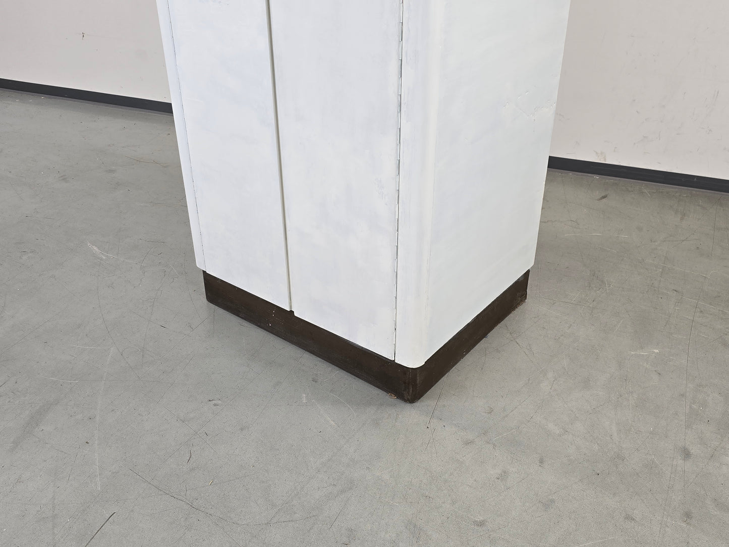 VINTAGE SCHRANK Weiß shabby 60er Holz Mid Century Bauhaus Garderobe Unikat