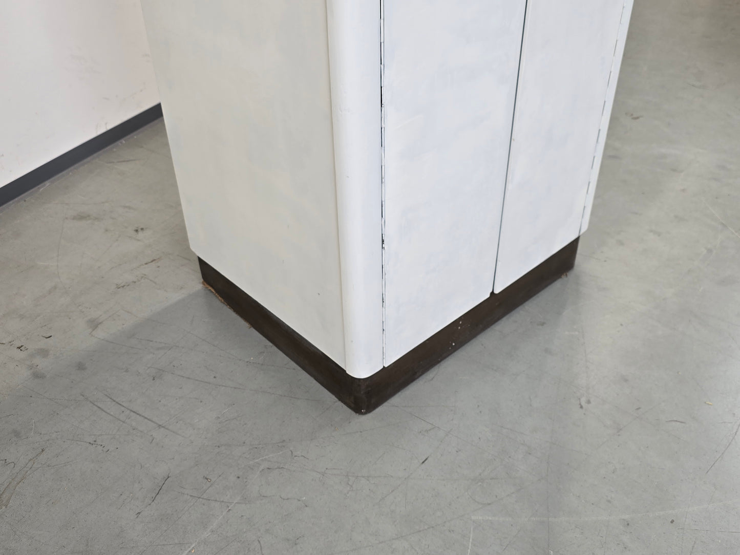 VINTAGE SCHRANK Weiß shabby 60er Holz Mid Century Bauhaus Garderobe Unikat