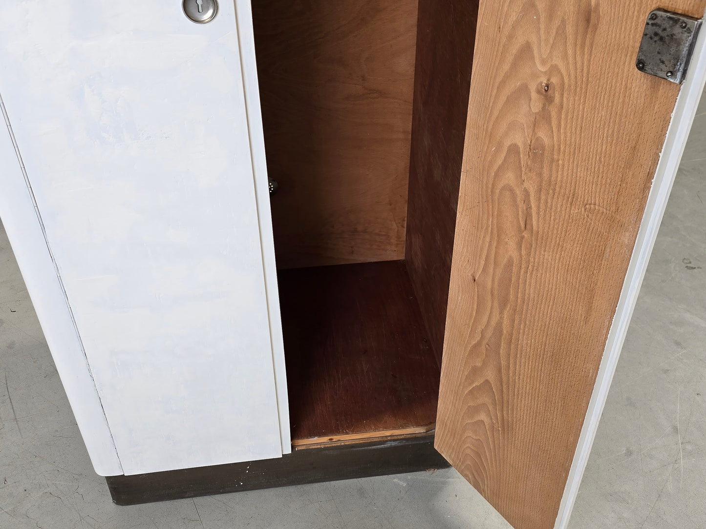 VINTAGE SCHRANK Weiß shabby 60er Holz Mid Century Bauhaus Garderobe Unikat