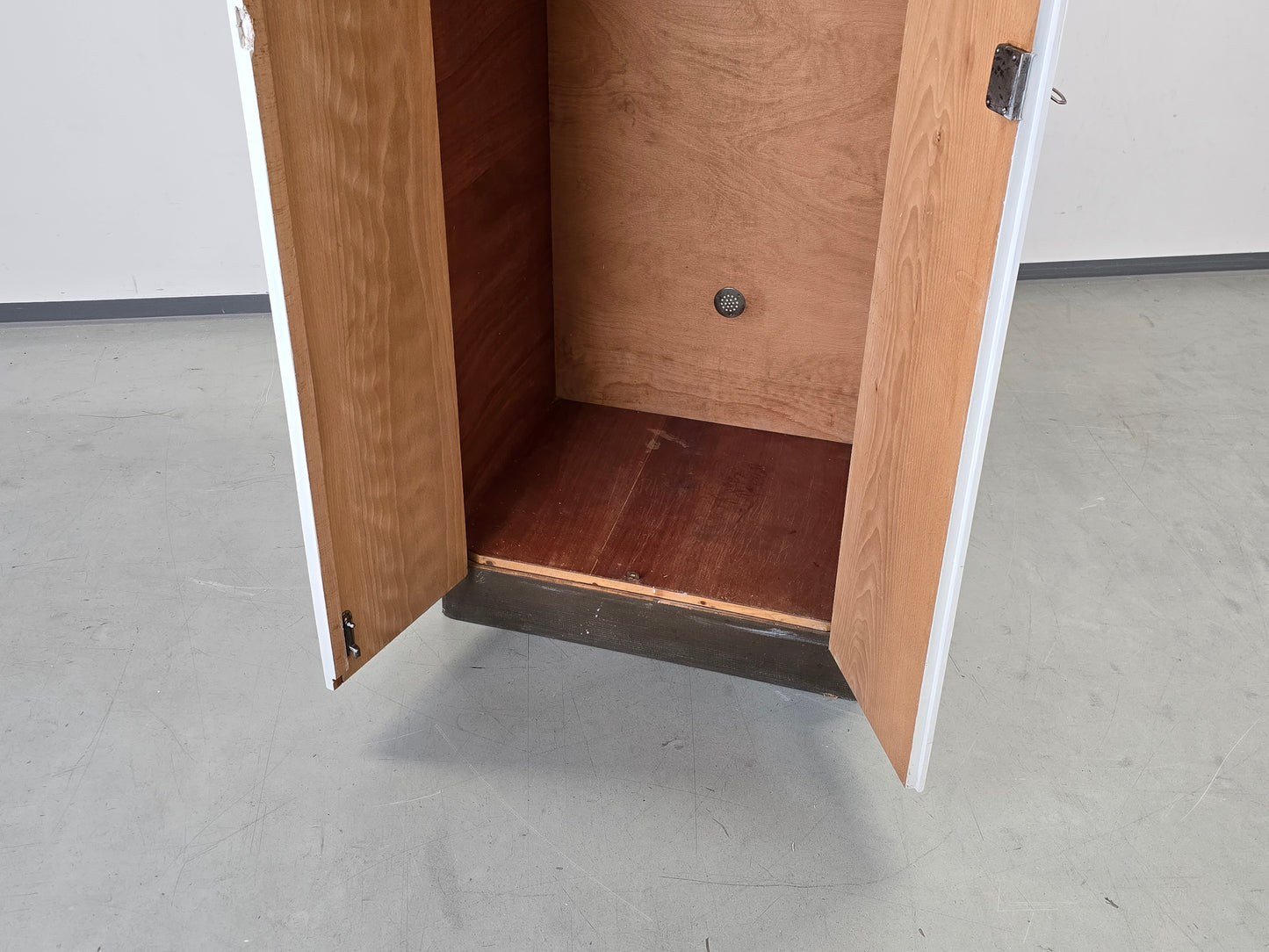 VINTAGE SCHRANK Weiß shabby 60er Holz Mid Century Bauhaus Garderobe Unikat