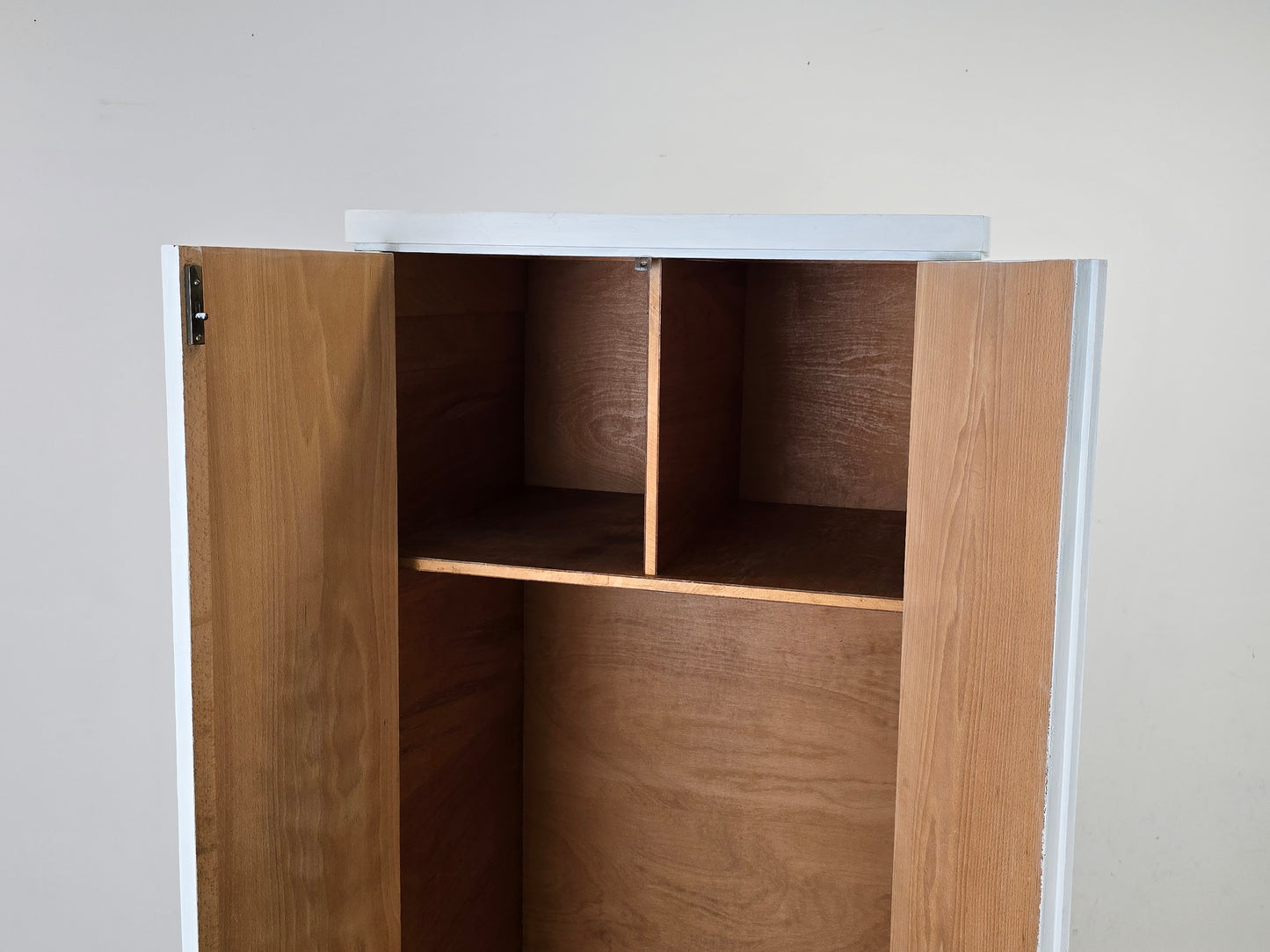 VINTAGE SCHRANK Weiß shabby 60er Holz Mid Century Bauhaus Garderobe Unikat