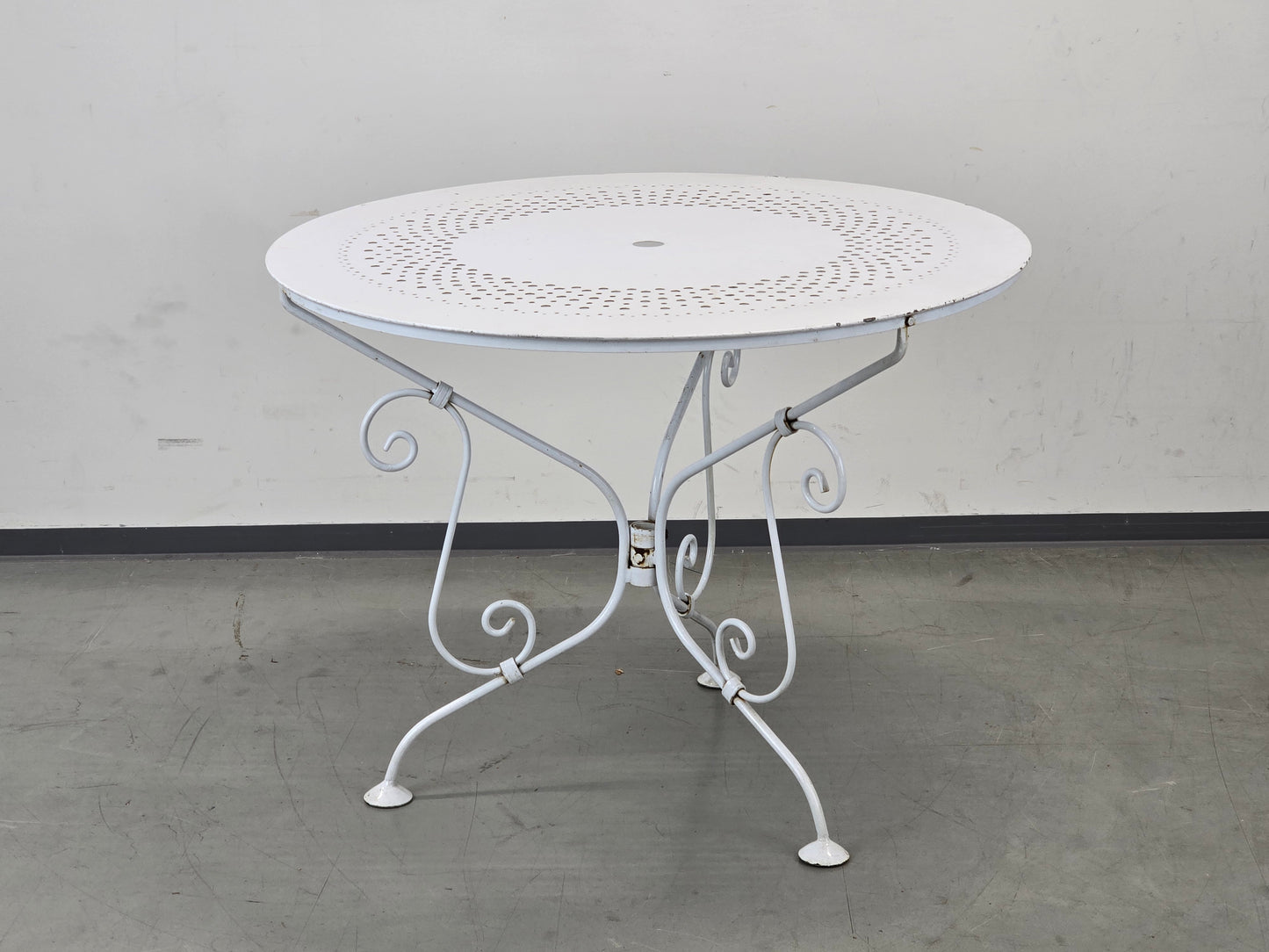 GARTENTISCH VINTAGE Lochblech Metall Weiß Garten Balkon Tisch Matégot Stil