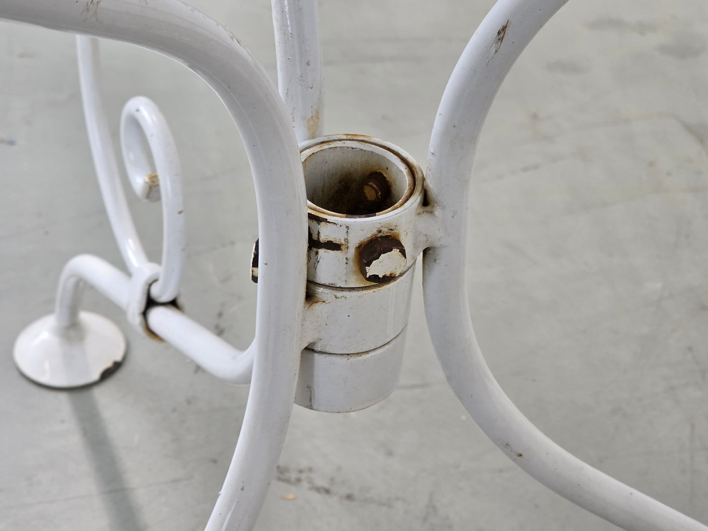 GARTENTISCH VINTAGE Lochblech Metall Weiß Garten Balkon Tisch Matégot Stil