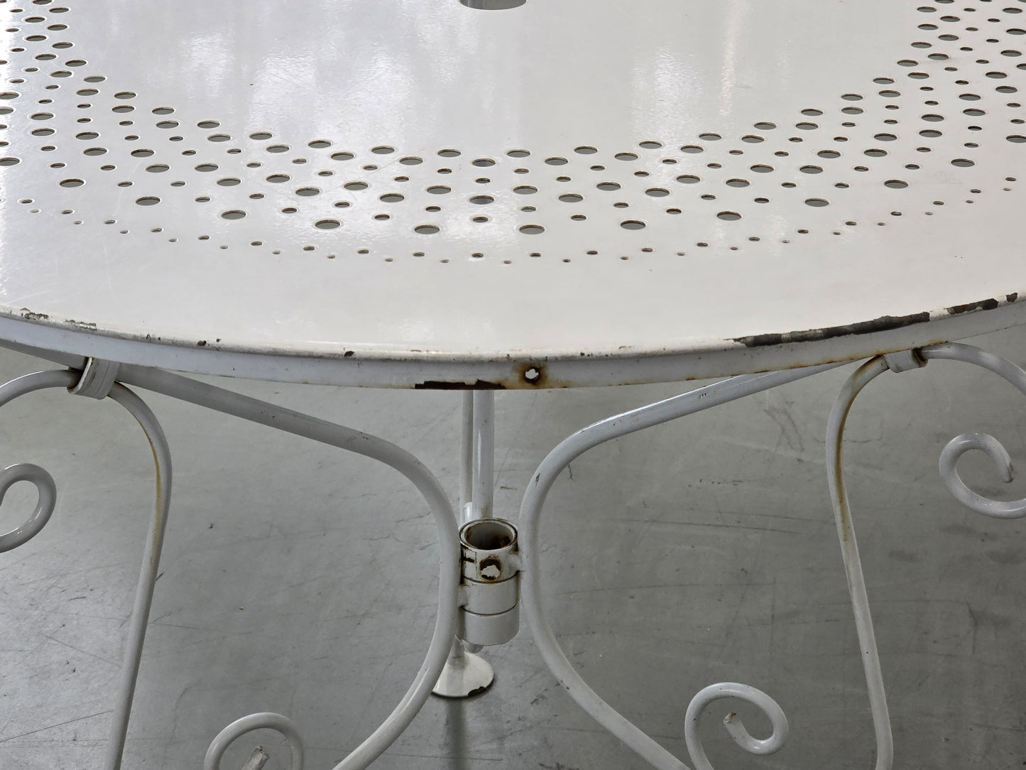 GARTENTISCH VINTAGE Lochblech Metall Weiß Garten Balkon Tisch Matégot Stil