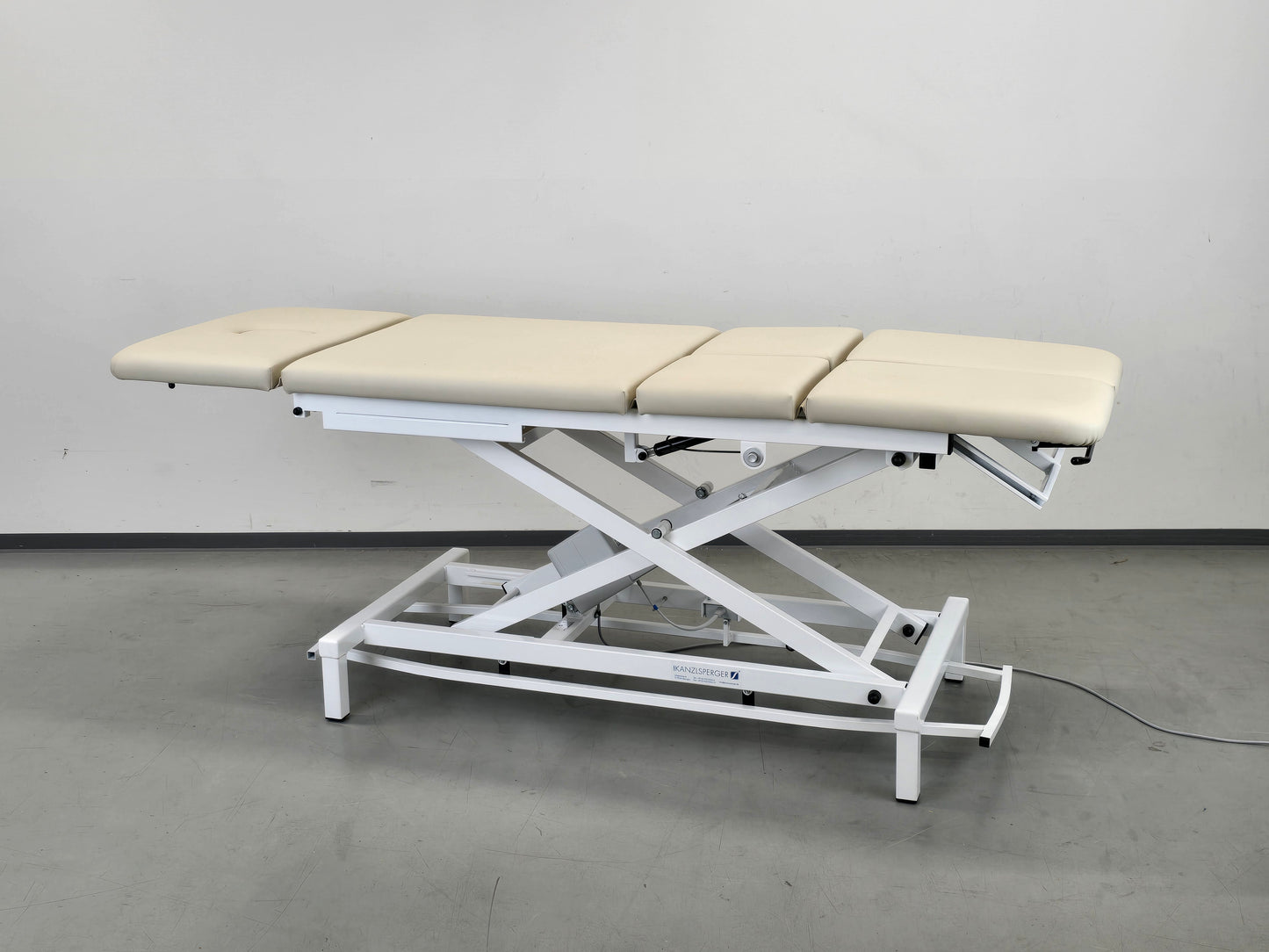 THERAPIELIEGE KANZLSPERGER Delos elektrisch Behandlungsliege Massagebank