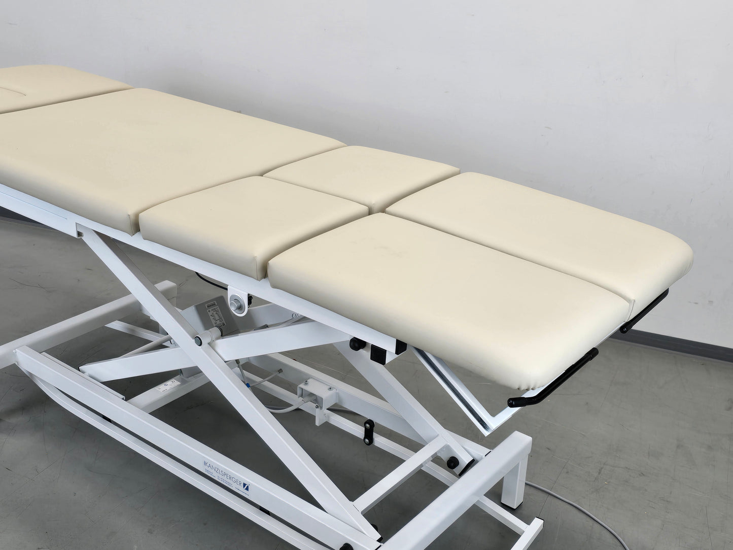 THERAPIELIEGE KANZLSPERGER Delos elektrisch Behandlungsliege Massagebank