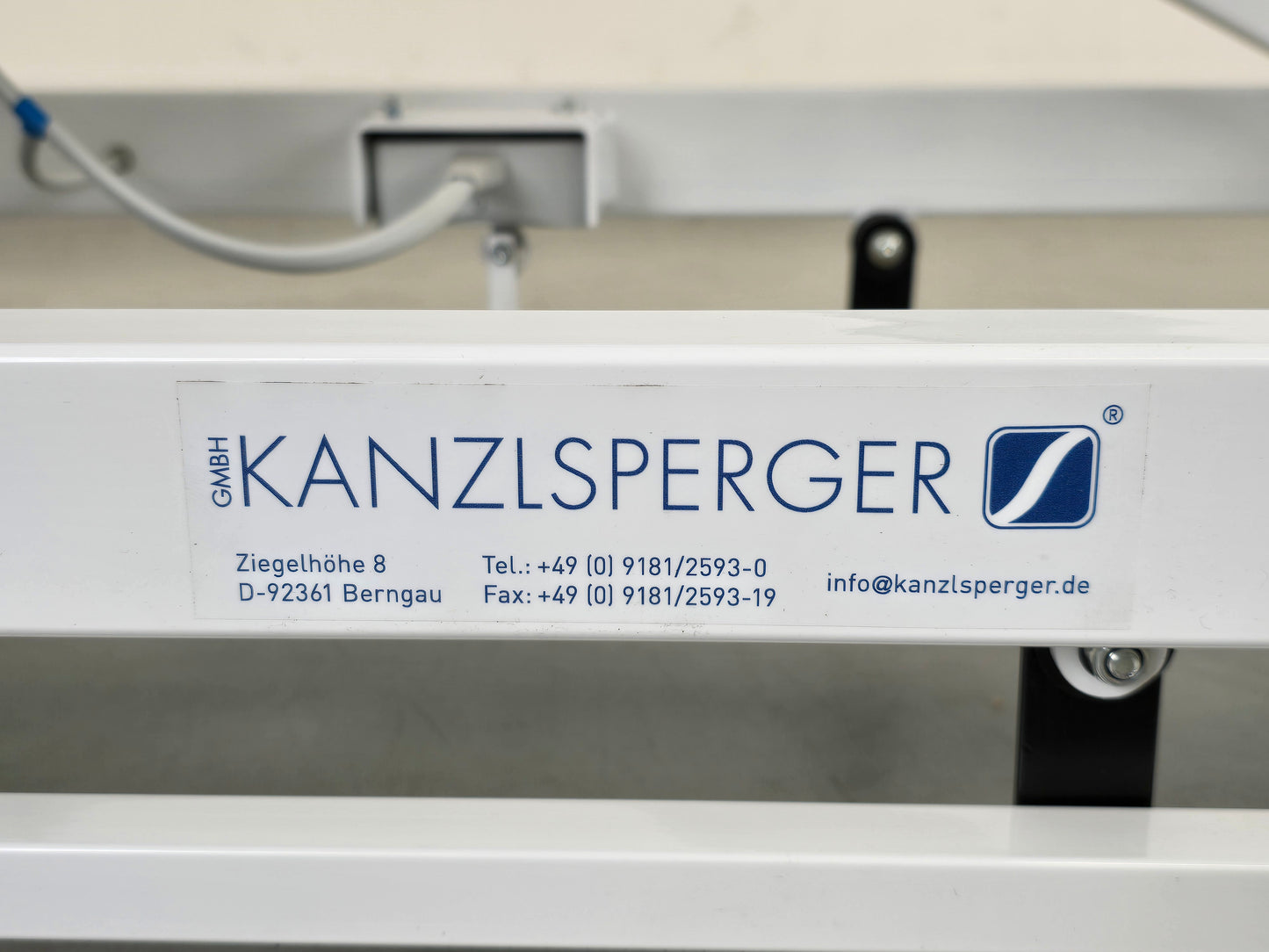 THERAPIELIEGE KANZLSPERGER Delos elektrisch Behandlungsliege Massagebank