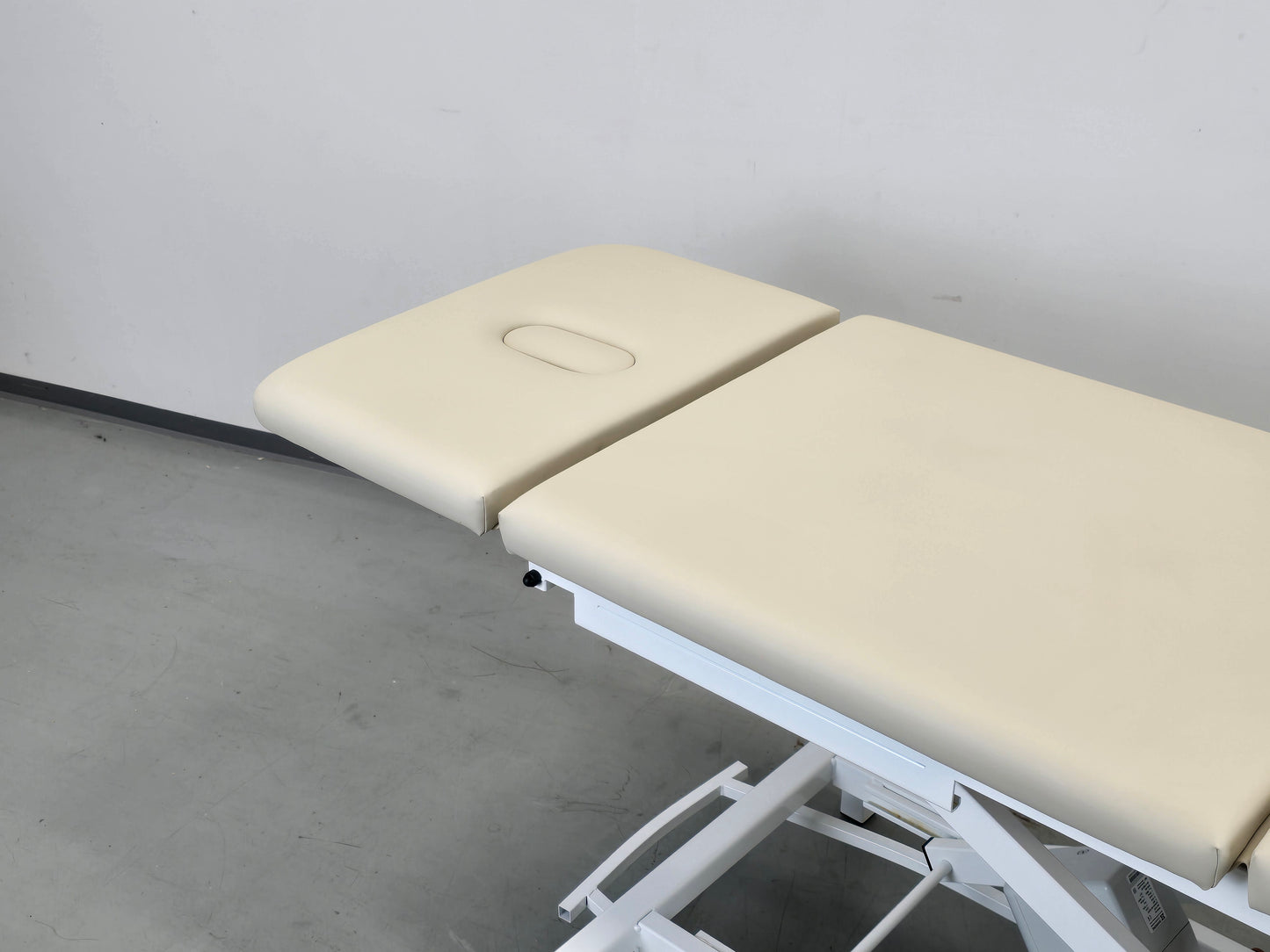 THERAPIELIEGE KANZLSPERGER Delos elektrisch Behandlungsliege Massagebank