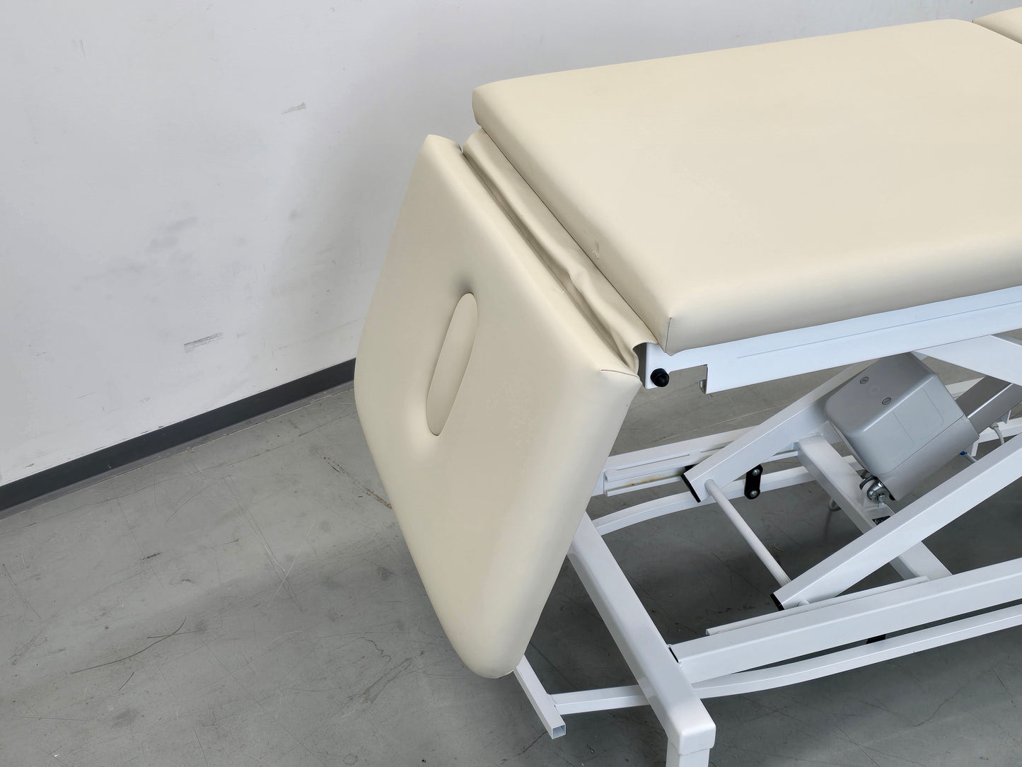 THERAPIELIEGE KANZLSPERGER Delos elektrisch Behandlungsliege Massagebank