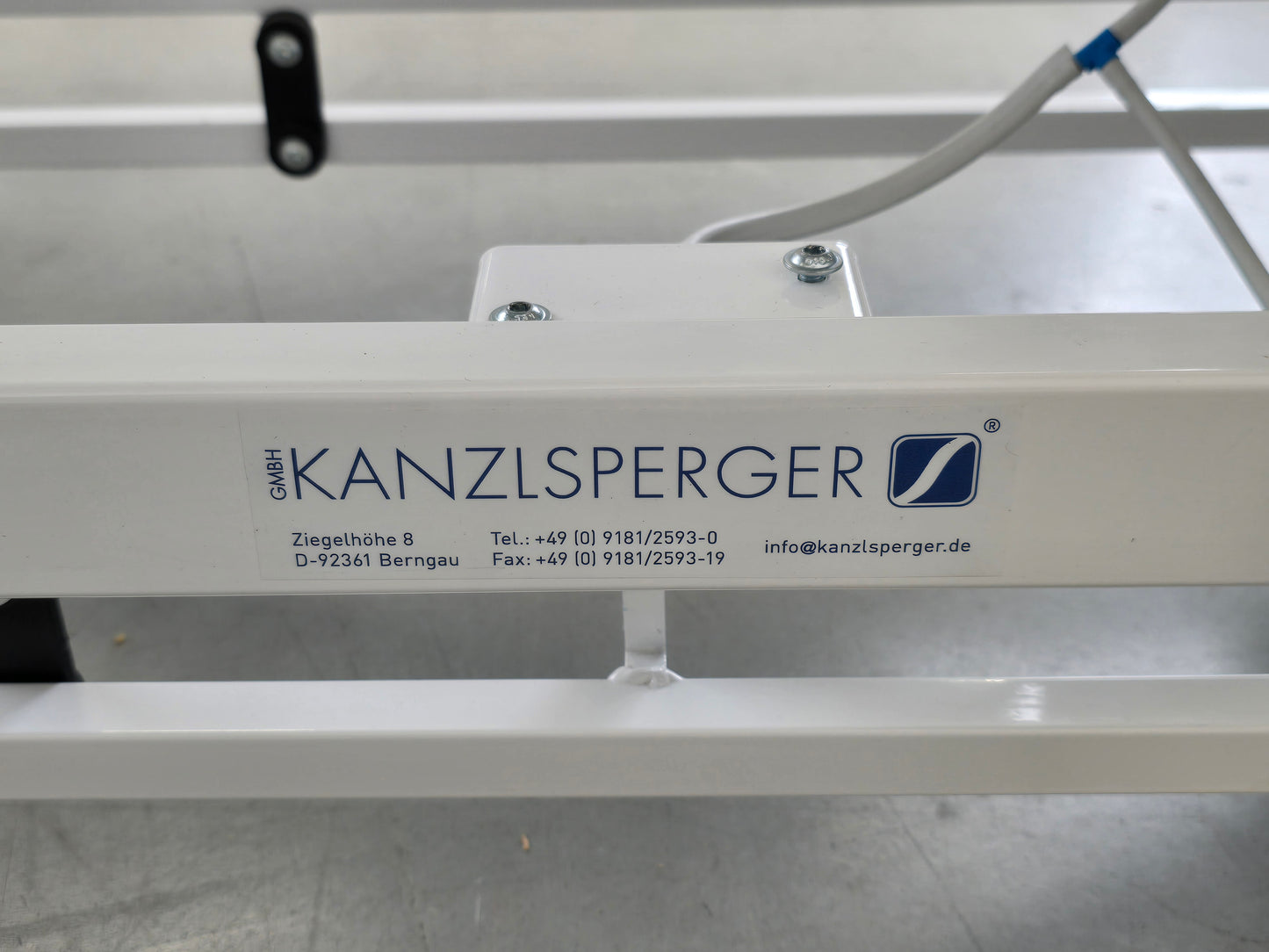 THERAPIELIEGE KANZLSPERGER Delos elektrisch Behandlungsliege Massagebank