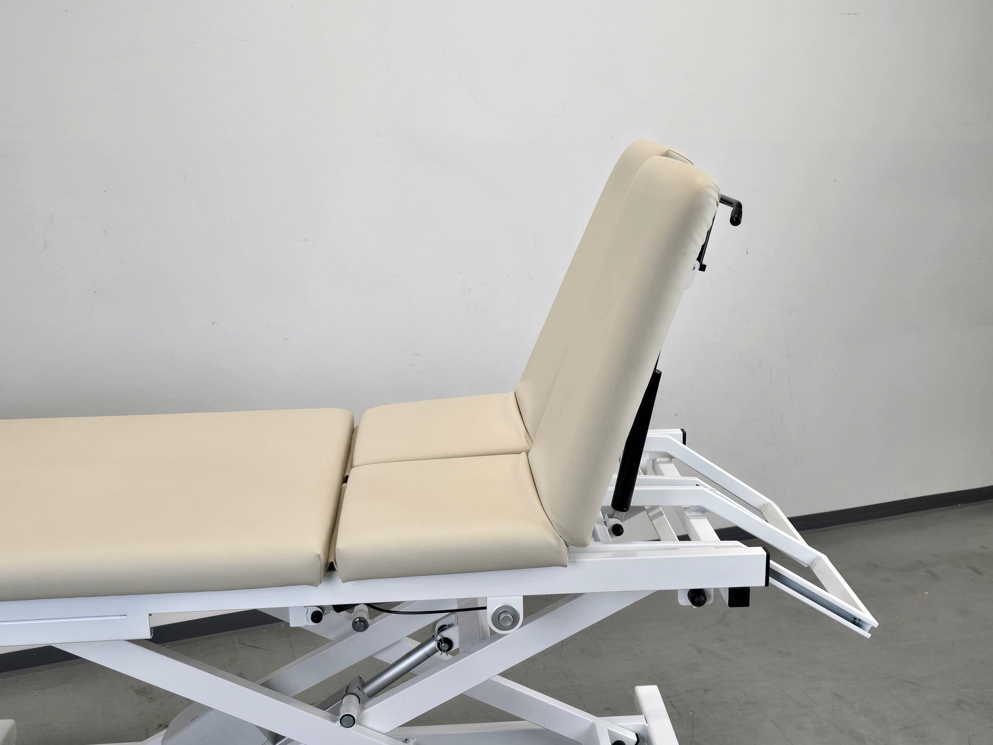 THERAPIELIEGE KANZLSPERGER Delos elektrisch Behandlungsliege Massagebank