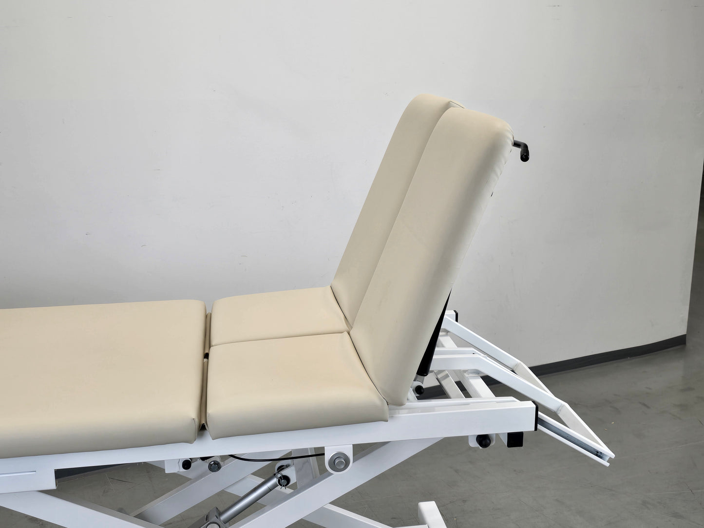 THERAPIELIEGE KANZLSPERGER Delos elektrisch Behandlungsliege Massagebank