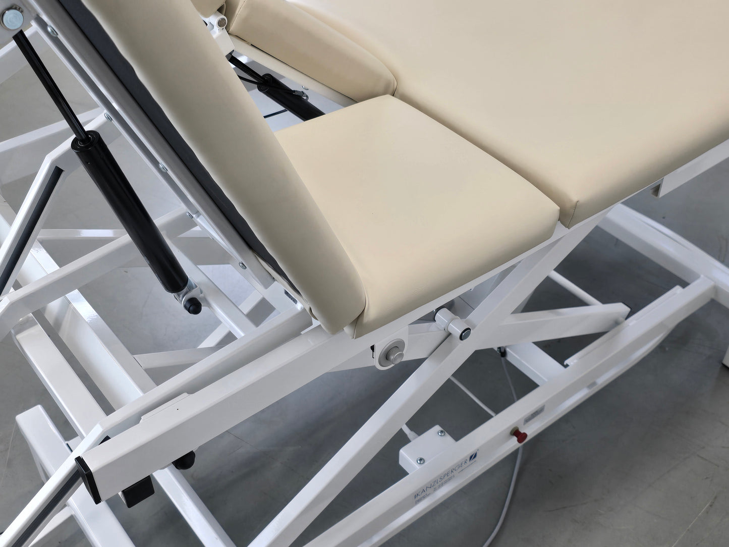 THERAPIELIEGE KANZLSPERGER Delos elektrisch Behandlungsliege Massagebank