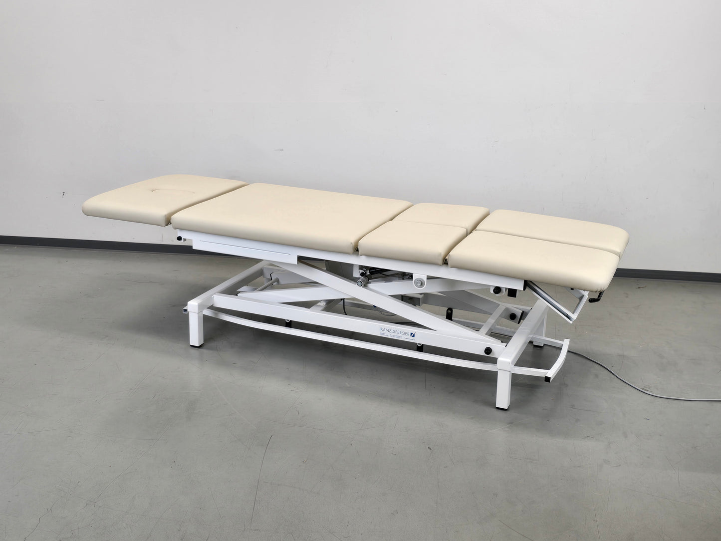 THERAPIELIEGE KANZLSPERGER Delos elektrisch Behandlungsliege Massagebank