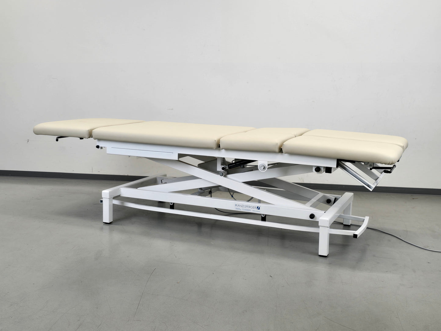 THERAPIELIEGE KANZLSPERGER Delos elektrisch Behandlungsliege Massagebank