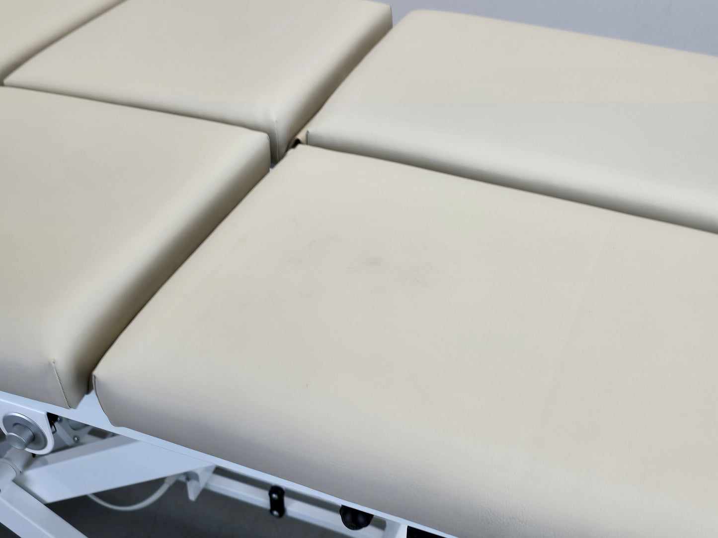 THERAPIELIEGE KANZLSPERGER Delos elektrisch Behandlungsliege Massagebank