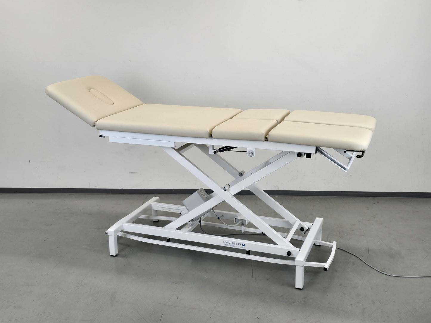 THERAPIELIEGE KANZLSPERGER Delos elektrisch Behandlungsliege Massagebank