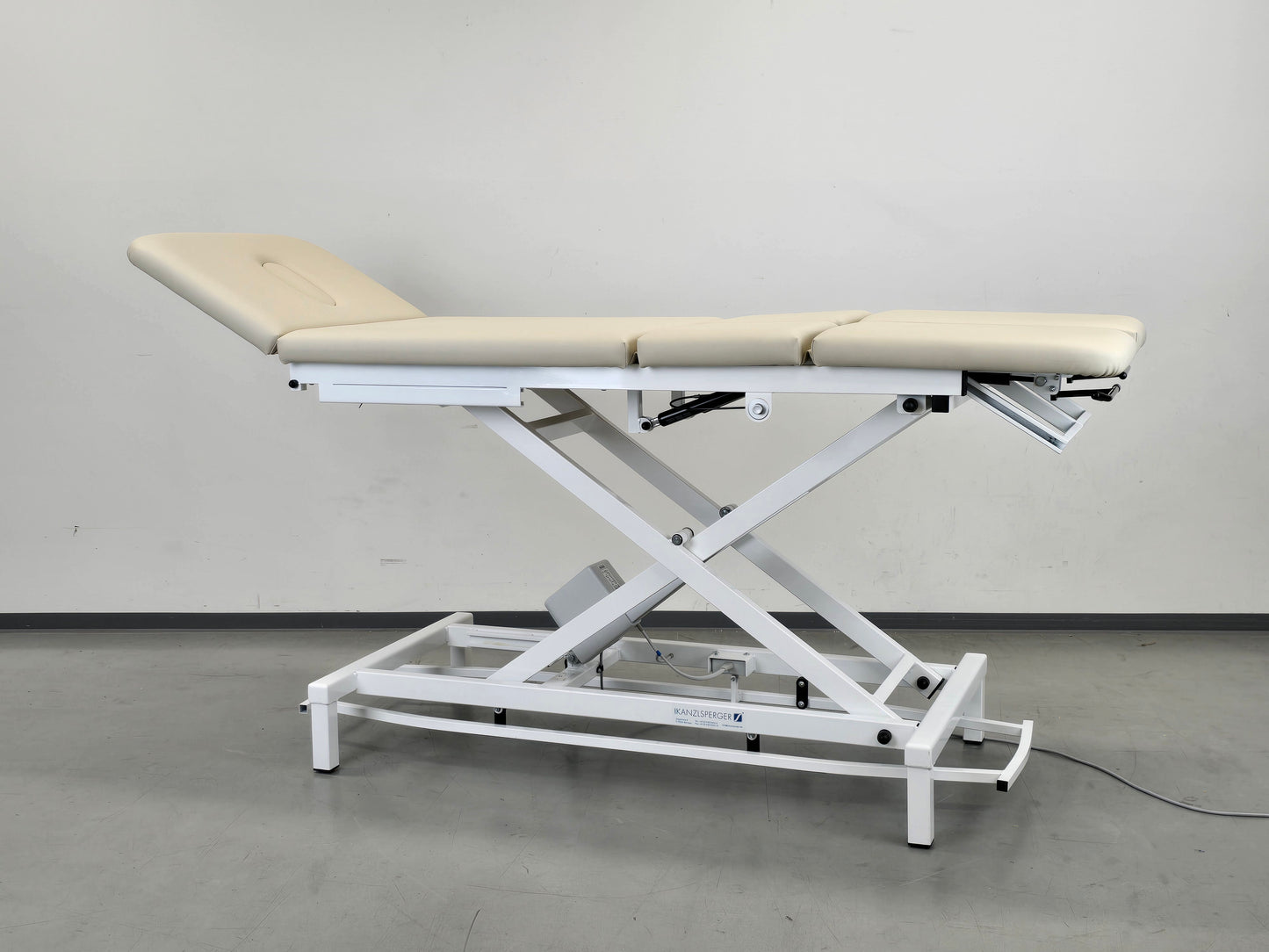 THERAPIELIEGE KANZLSPERGER Delos elektrisch Behandlungsliege Massagebank