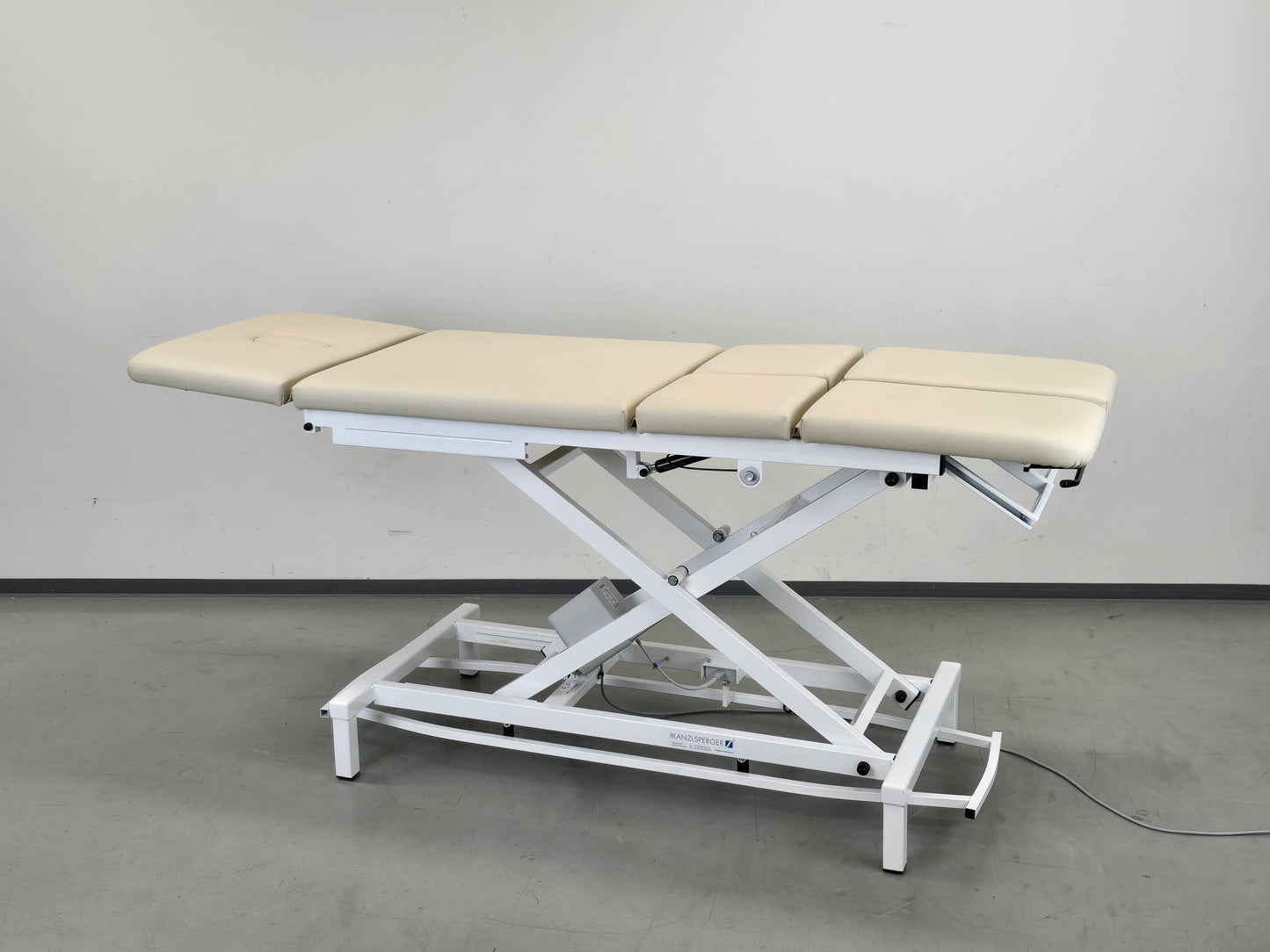 THERAPIELIEGE KANZLSPERGER Delos elektrisch Behandlungsliege Massagebank