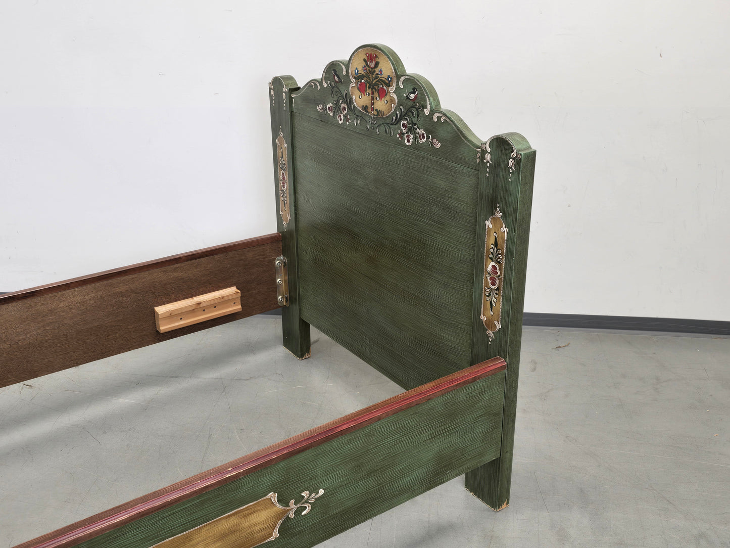 VOGLAUER BETT Anno 1700 Bauernbett Einzelbett Grün handbemalt Massivholz 90x200