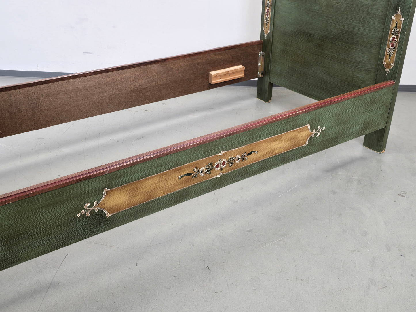 VOGLAUER BETT Anno 1700 Bauernbett Einzelbett Grün handbemalt Massivholz 90x200