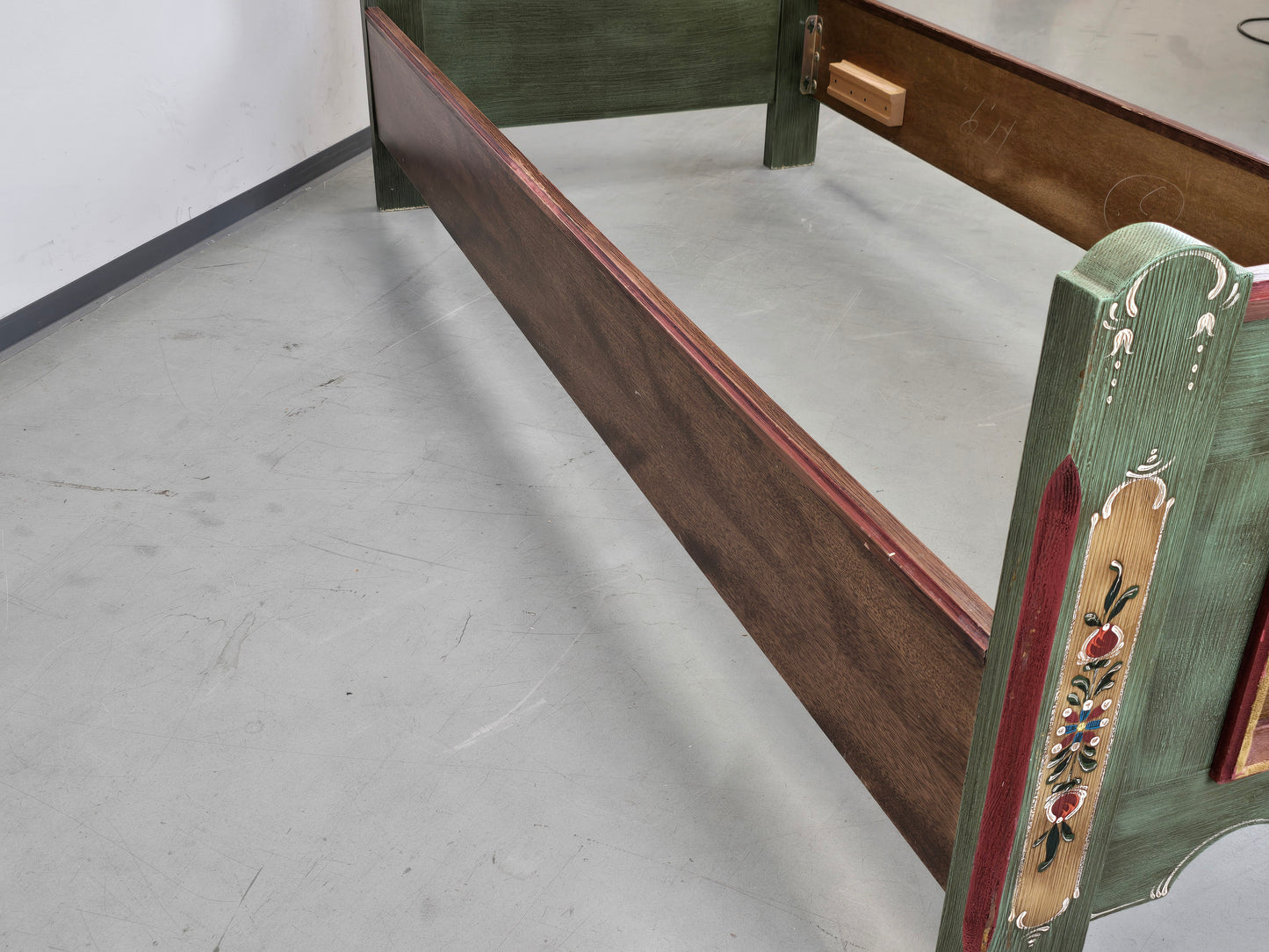 VOGLAUER BETT Anno 1700 Bauernbett Einzelbett Grün handbemalt Massivholz 90x200