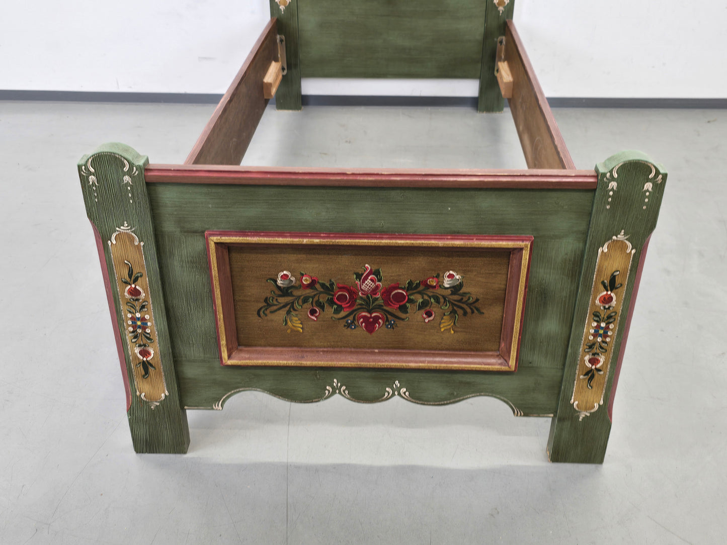 VOGLAUER BETT Anno 1700 Bauernbett Einzelbett Grün handbemalt Massivholz 90x200