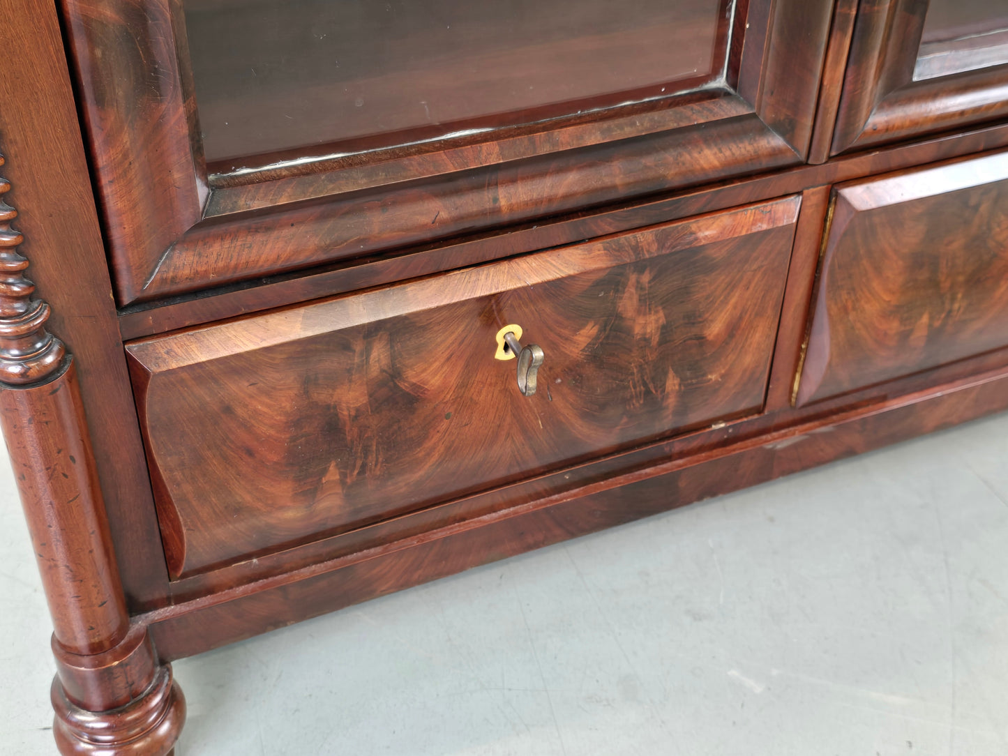 ANTIKE VITRINE Biedermeier Bücherschrank Mahagoni Schrank