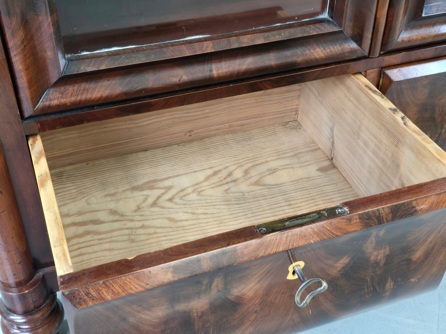 ANTIKE VITRINE Biedermeier Bücherschrank Mahagoni Schrank